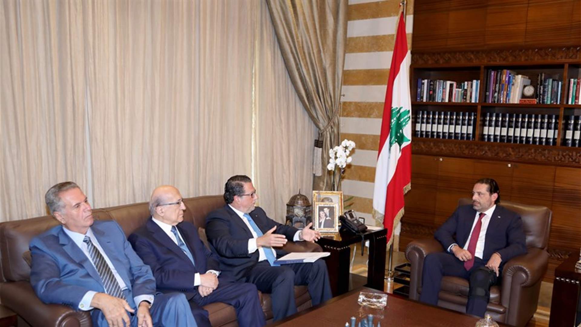الحريري تسلم من الهيئات الاقتصادية ورقة بملاحظاتها على مشروع الضرائب