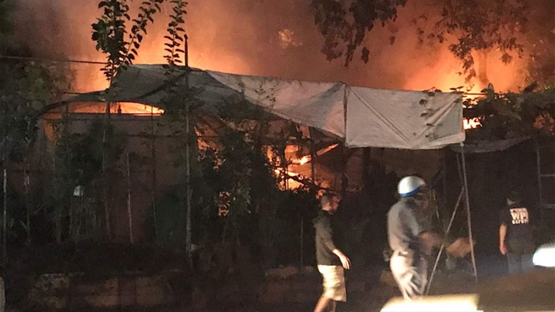 بالصور - حريق داخل "مشتل" على اوتوستراد جونية