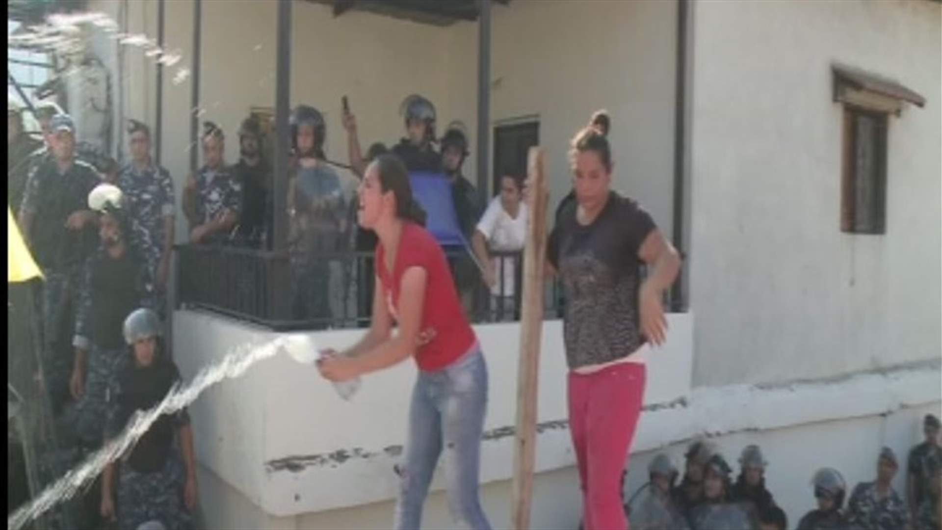 [PHOTOS] Roueissat residents throw stones at security forces