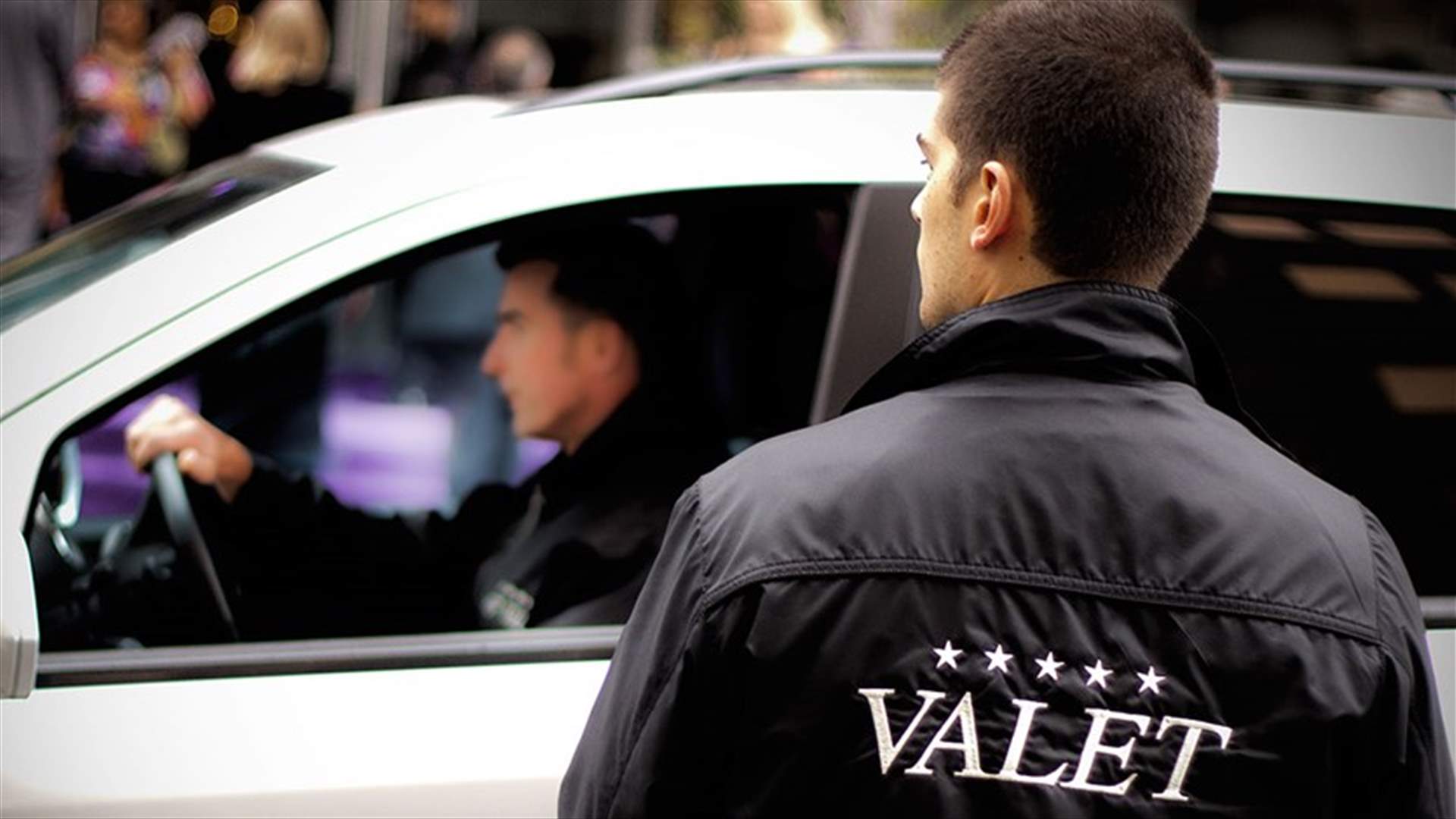 بالصورة والتفاصيل - قضية تعرفة الـValet إلى الواجهة... الموظف لبيرلا: "نحنا مش ملتزمين فيها!"