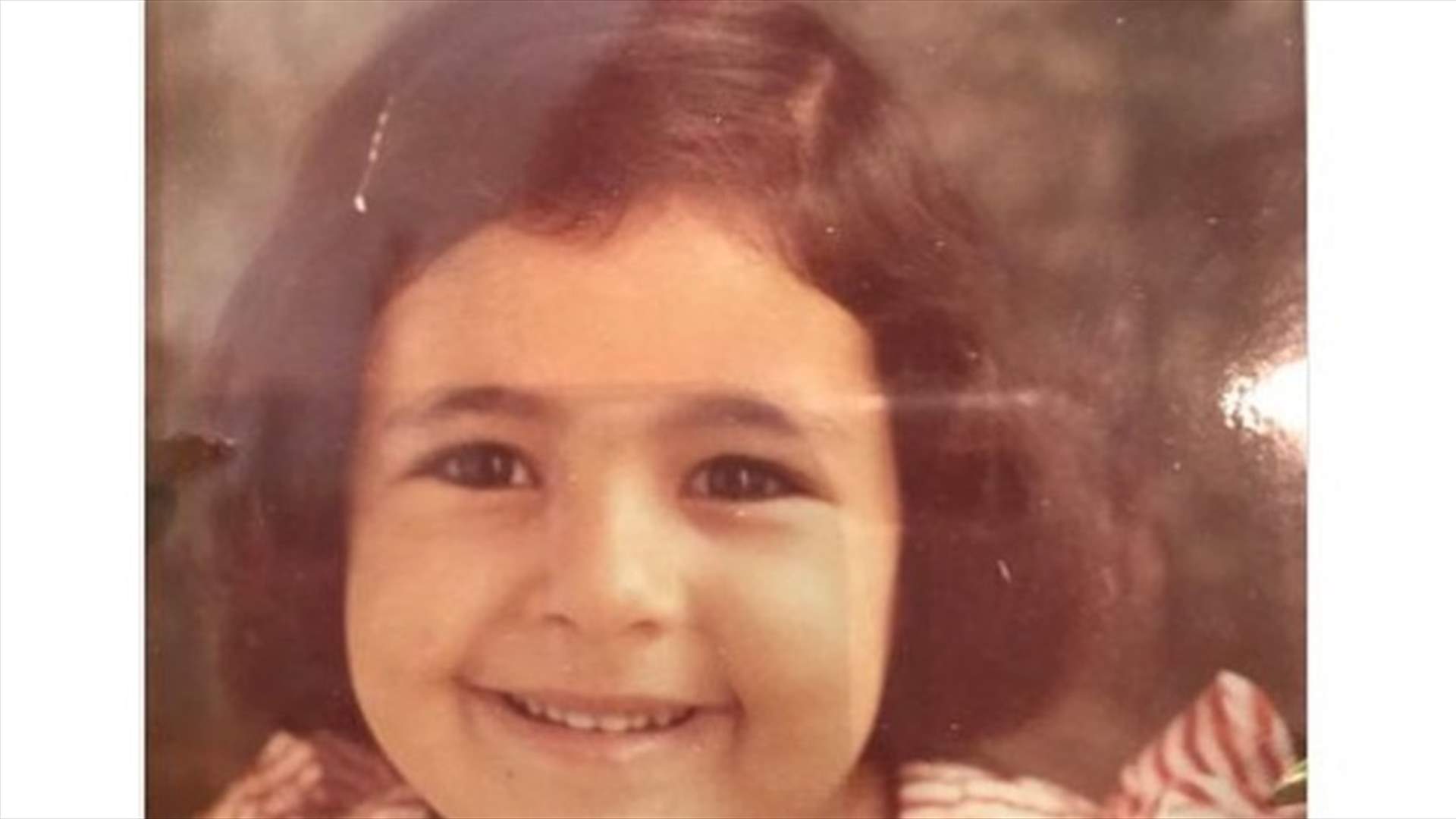 بالصورة: هذه الطفلة أصبحت ممثلة لبنانية شهيرة.. خمّنوا من هي؟