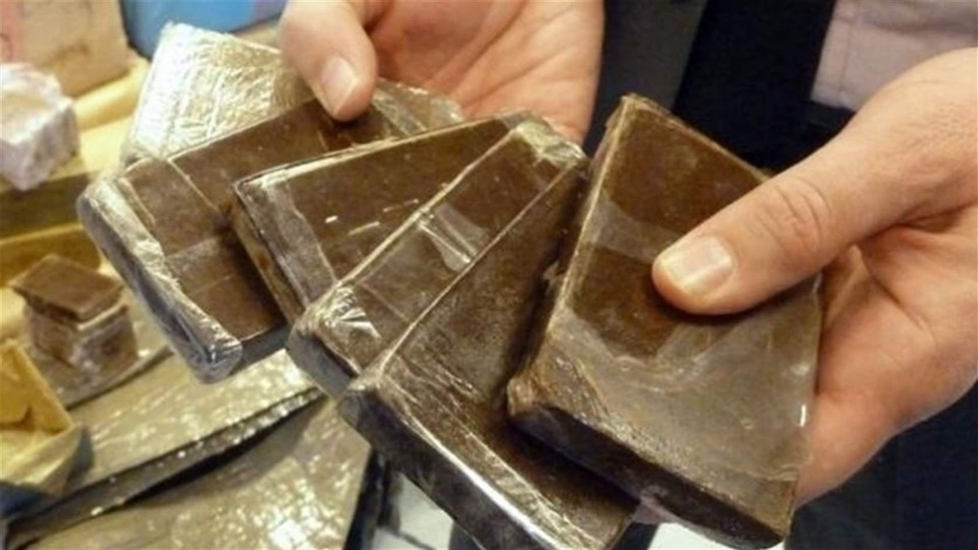وضعت مواد مخدرة بين امتعة زوجها!