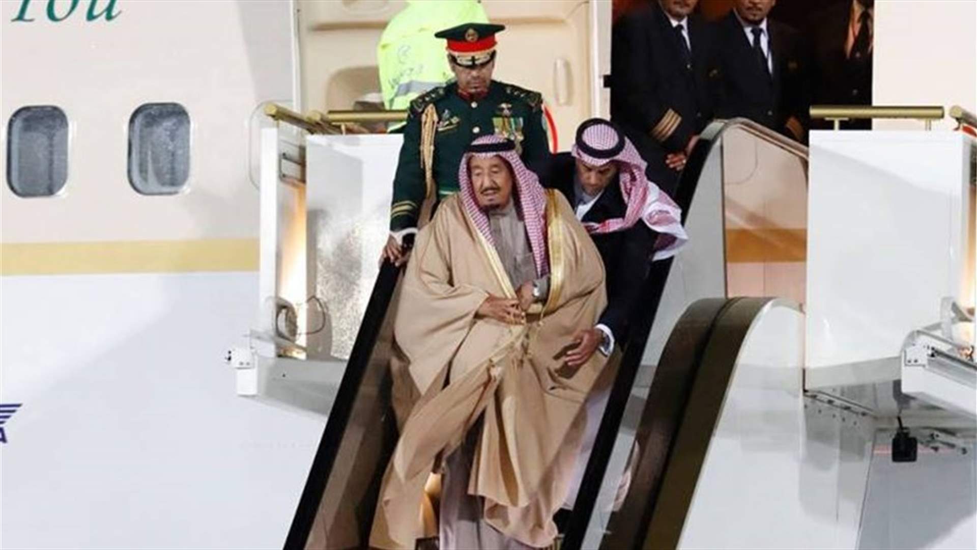 بالفيديو – الملك سلمان يتعرض لموقف حرج لحظة وصوله إلى روسيا!