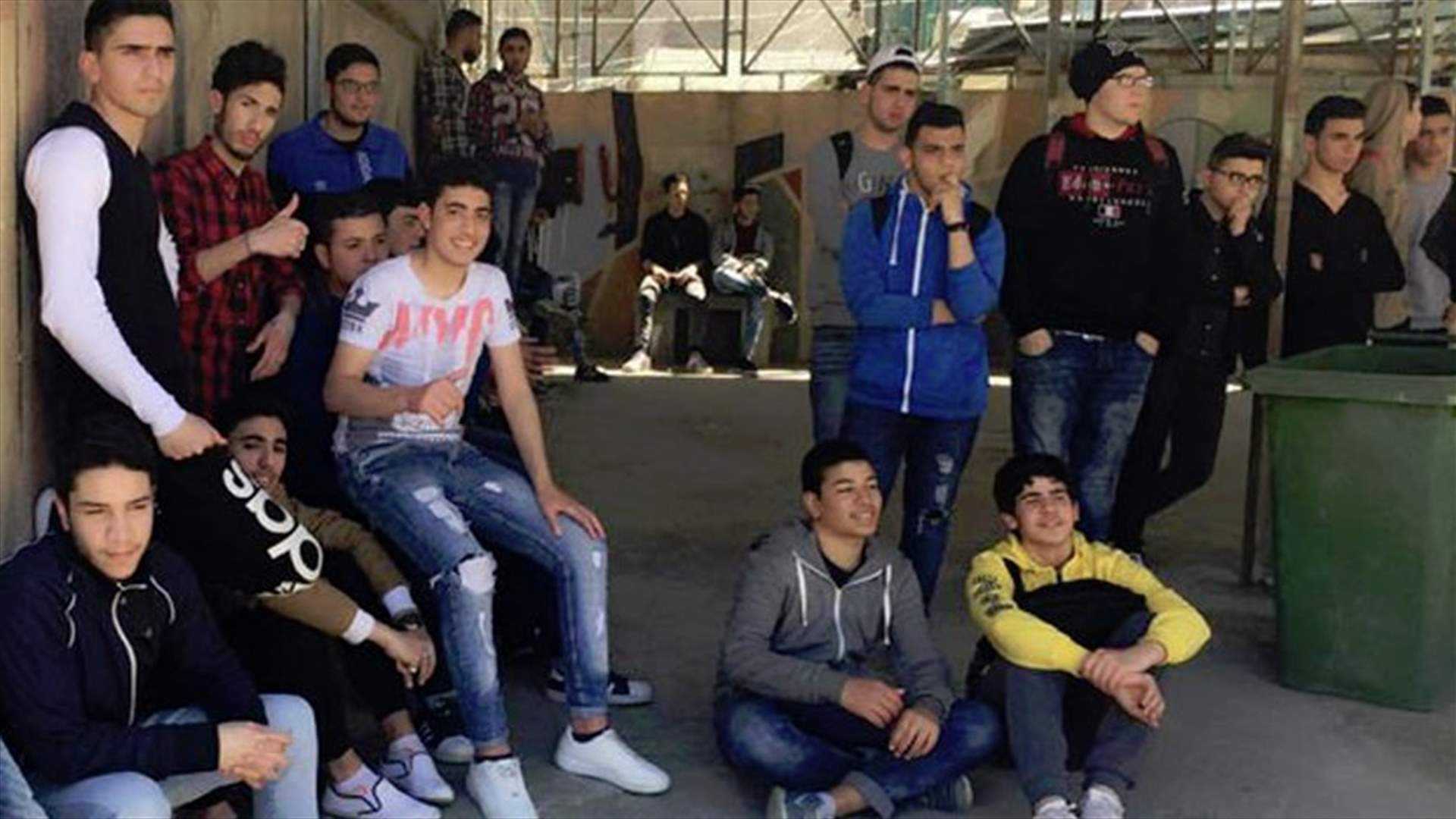 والد يغلق أبواب ثانوية الناصرة امام التلامذة والاساتذة