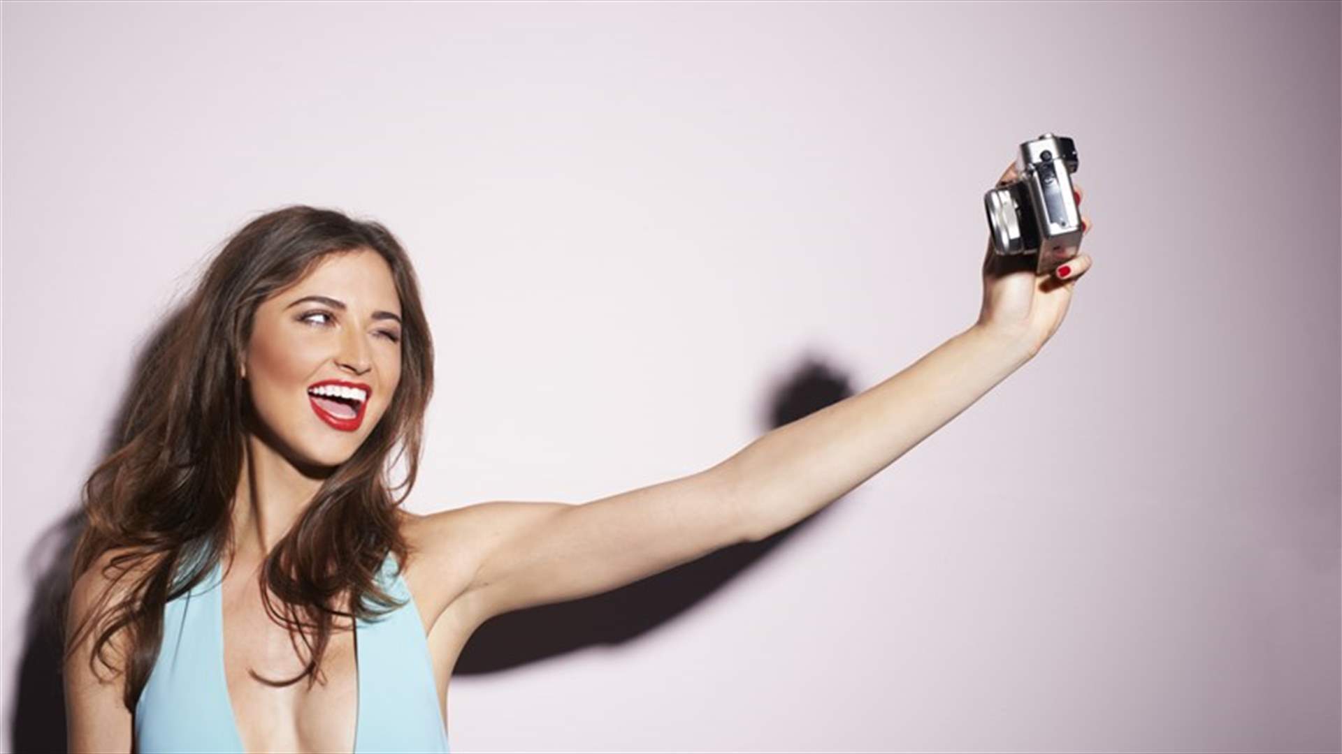 مراهقة عربية ترسل صورها للشباب على "سناب شات"... فما المقابل؟