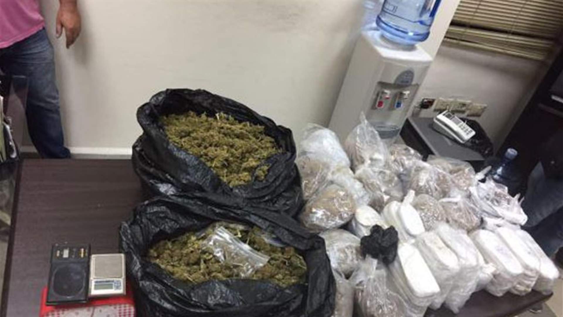 بالصور - مروجو مخدرات في الزلقا بقبضة قوى الامن...وهذا ما ضبط بحوزتهم