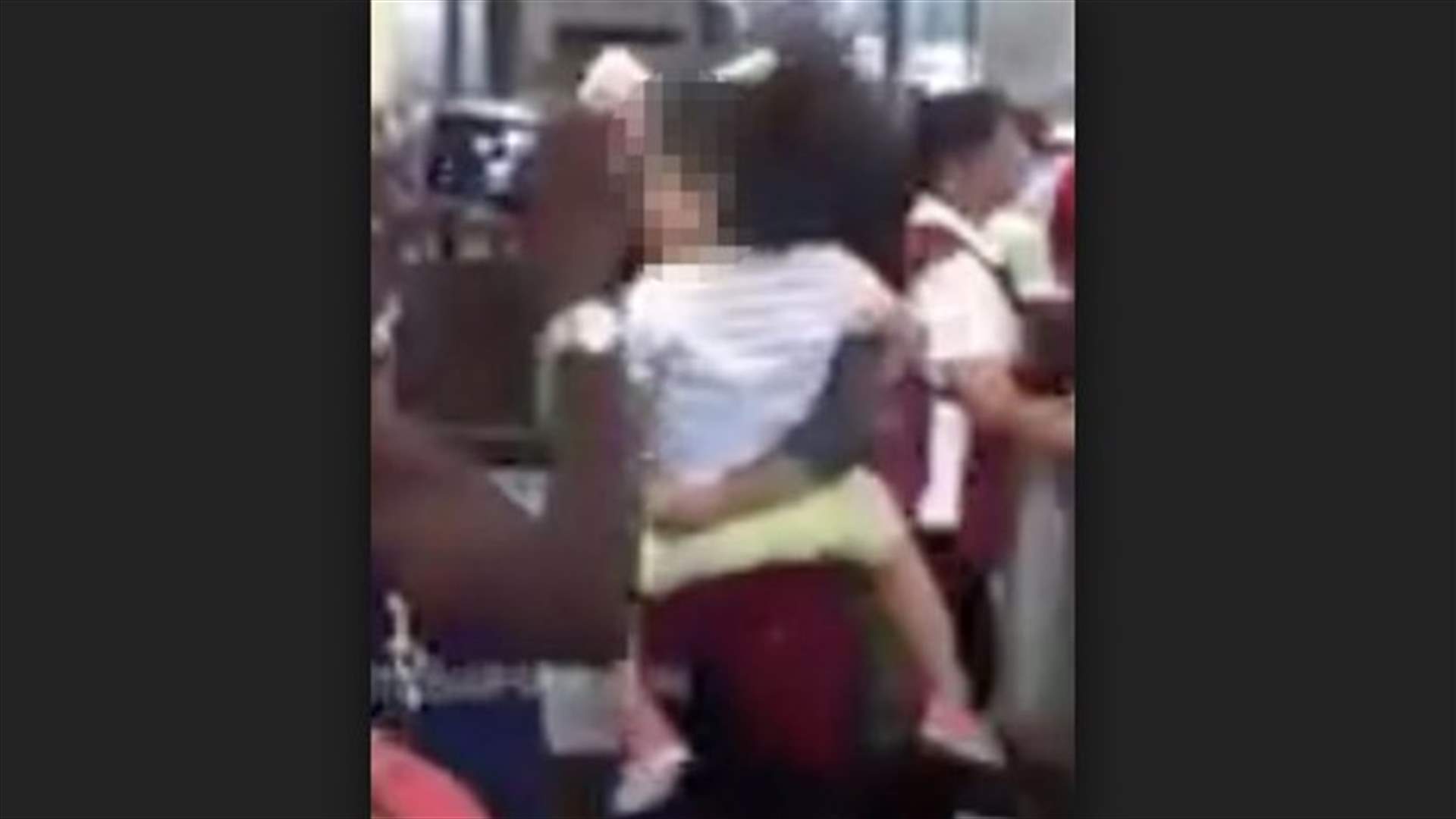 بالفيديو – عراك بين عاملة في مطعم وزبونة... والضحية الطفل!