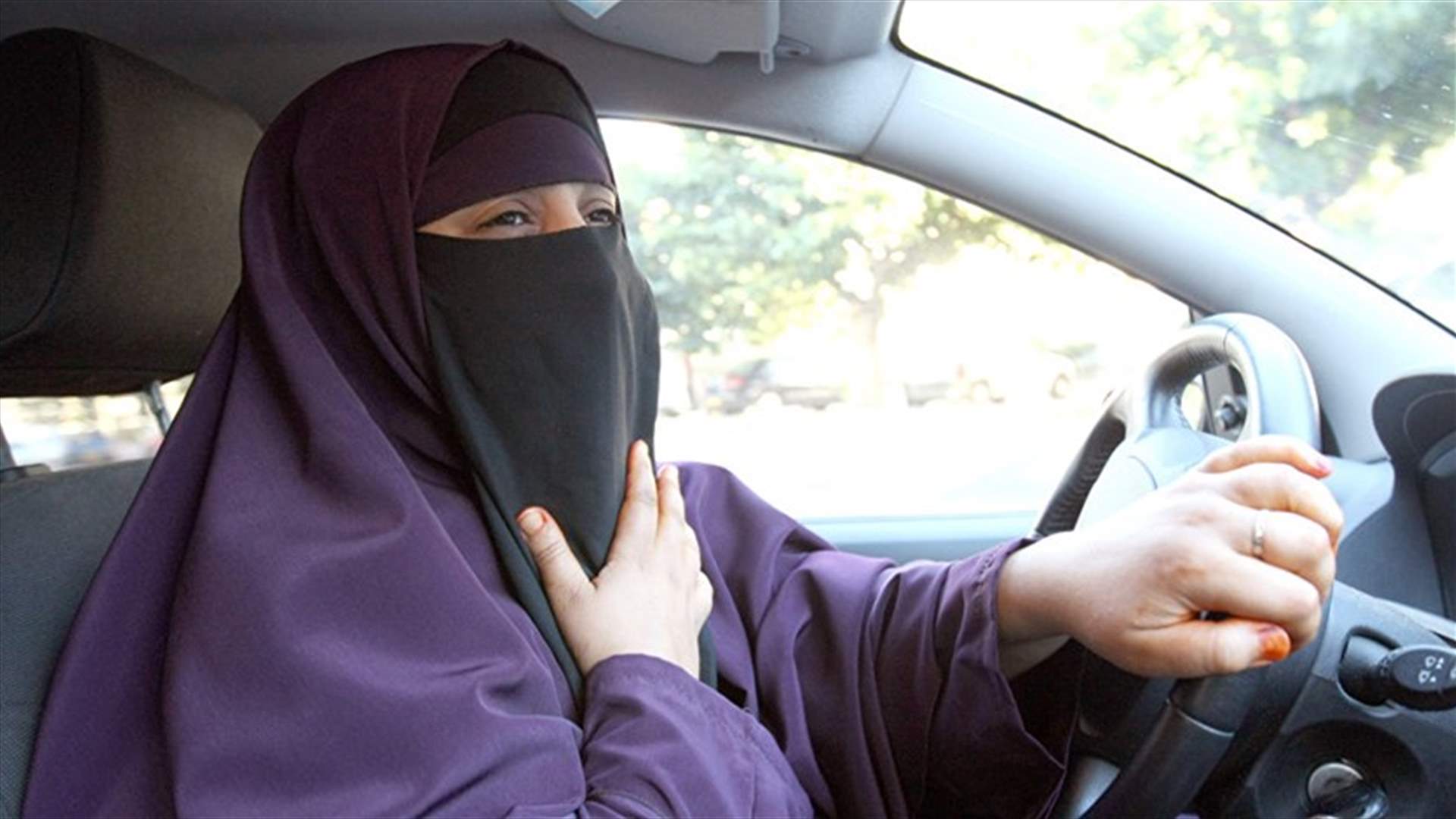 تحرير مخالفة بحق سعودية لقيادتها السيارة...