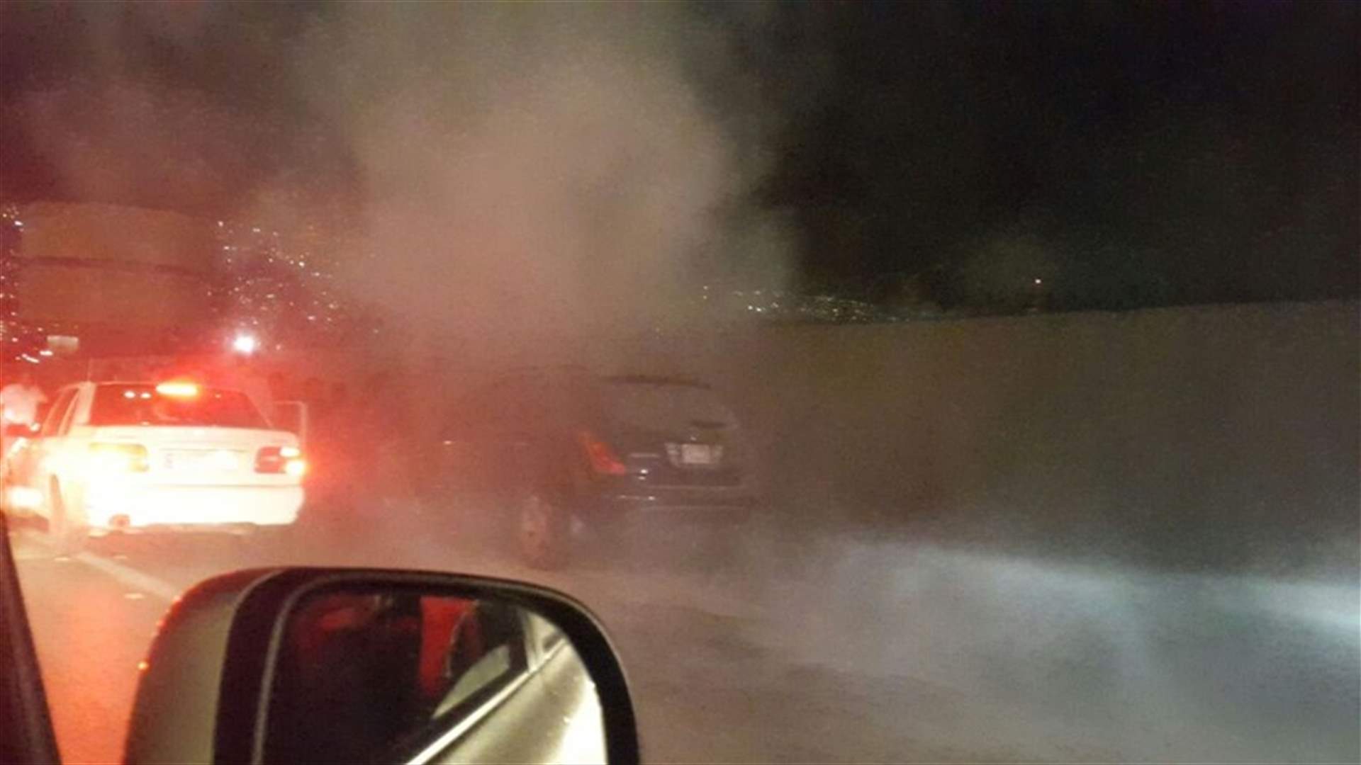 بالصورة - احتراق سيارة على طريق المطار
