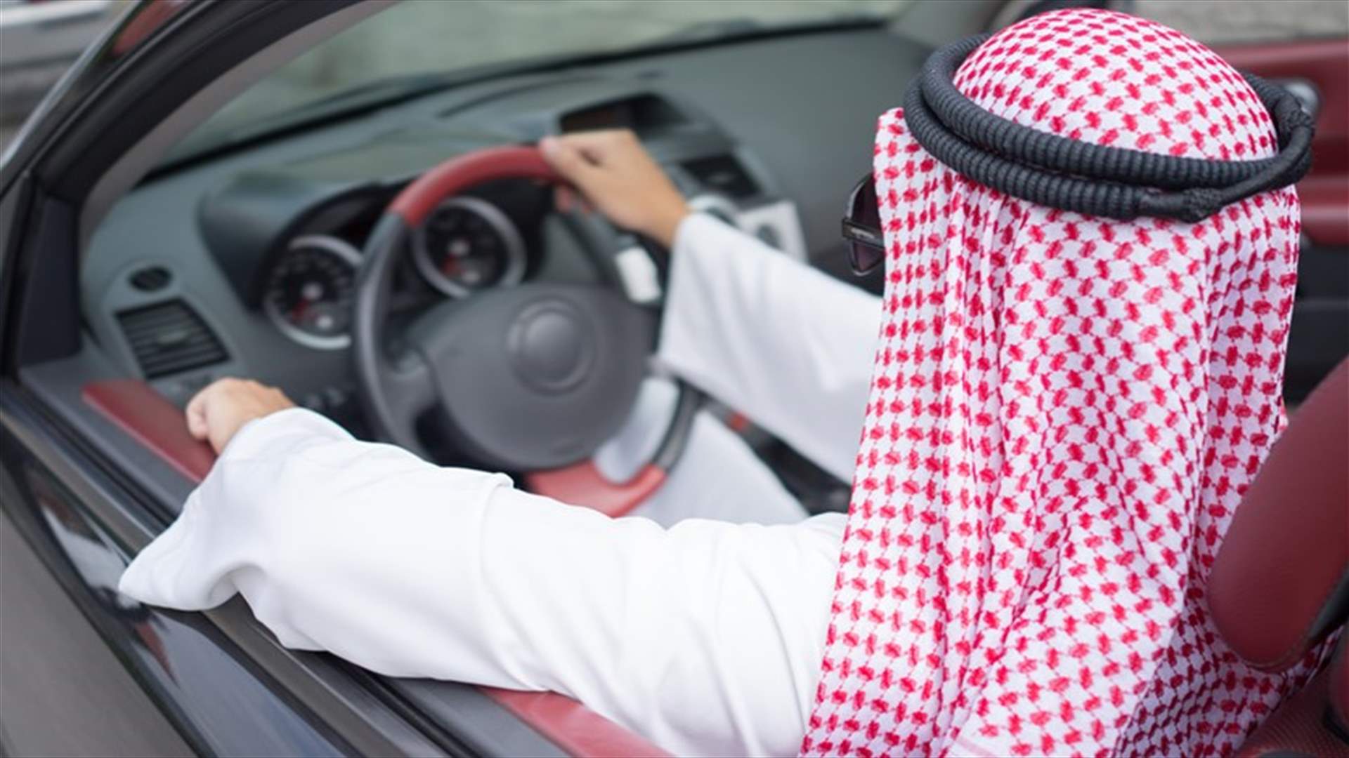 بالفيديو- سعودي  ألقى سيارته بالنار لتفادي وقوع كارثة