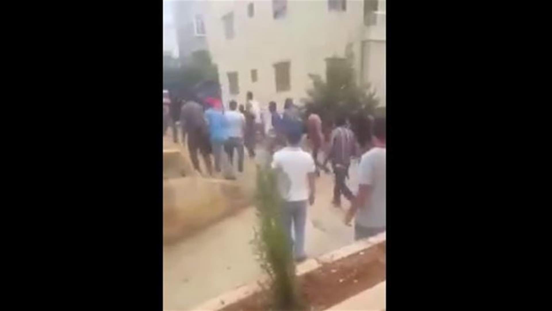الفيديو - اشكال كبير بين عمال سوريين في المنصورية