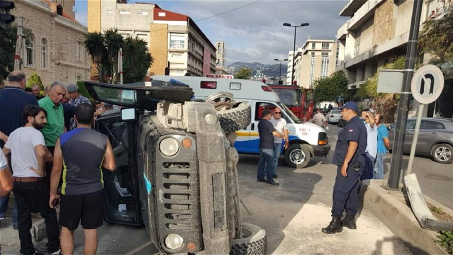 بالصورة - جريحان اثر انقلاب سيارة رباعية الدفع في جونية