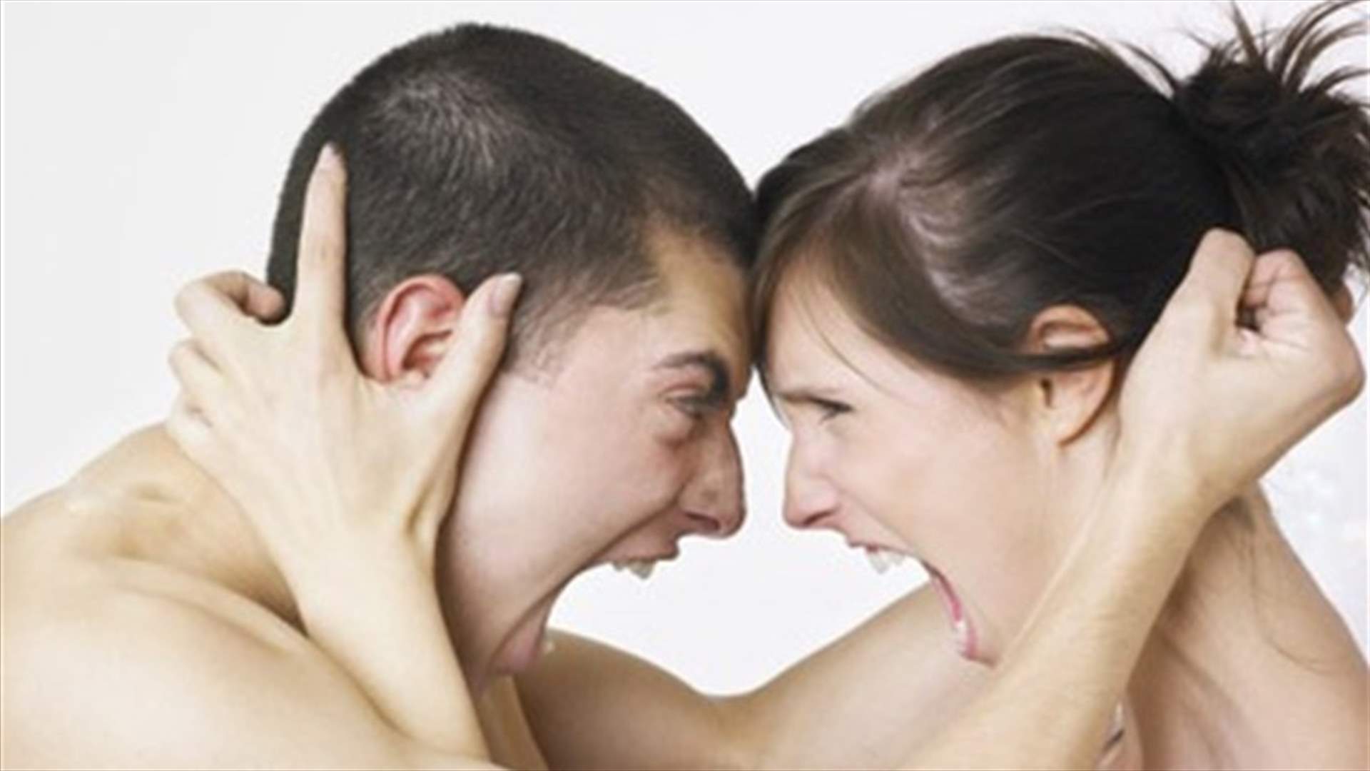 بالفيديو – شجار حاد بين فتاة وصديقها ينتهي بكارثة