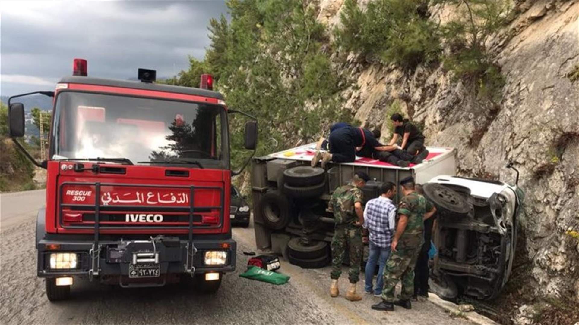 بالصور - جريحان بانقلاب شاحنة صغيرة على طريق حاريصا