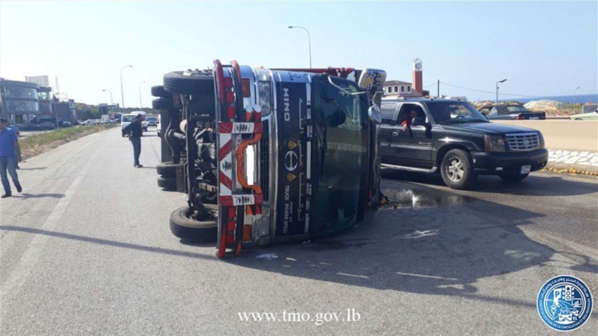 بالصورة- انقلاب بيك اب وتسرب للزيوت على اوتوستراد أنفة