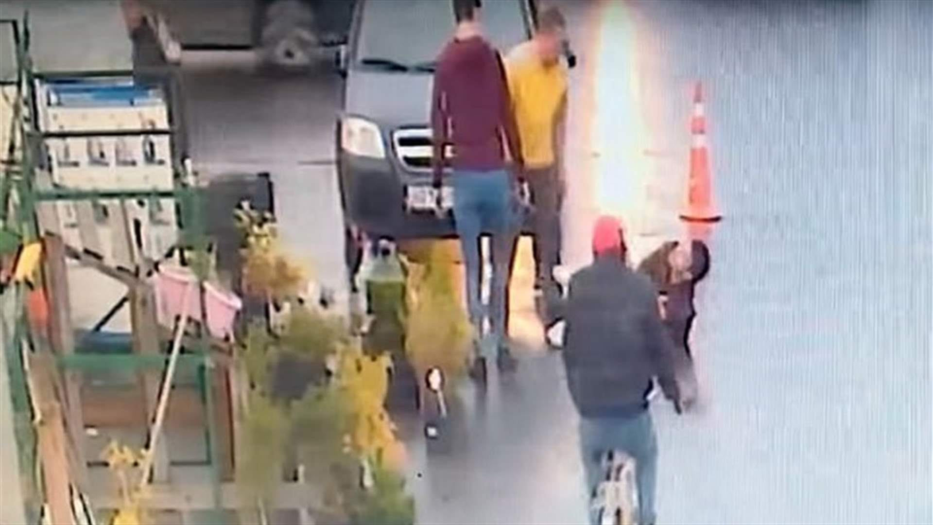 بالفيديو- زبون يقتل حلاق الشعر في الشارع... بسبب القصة!