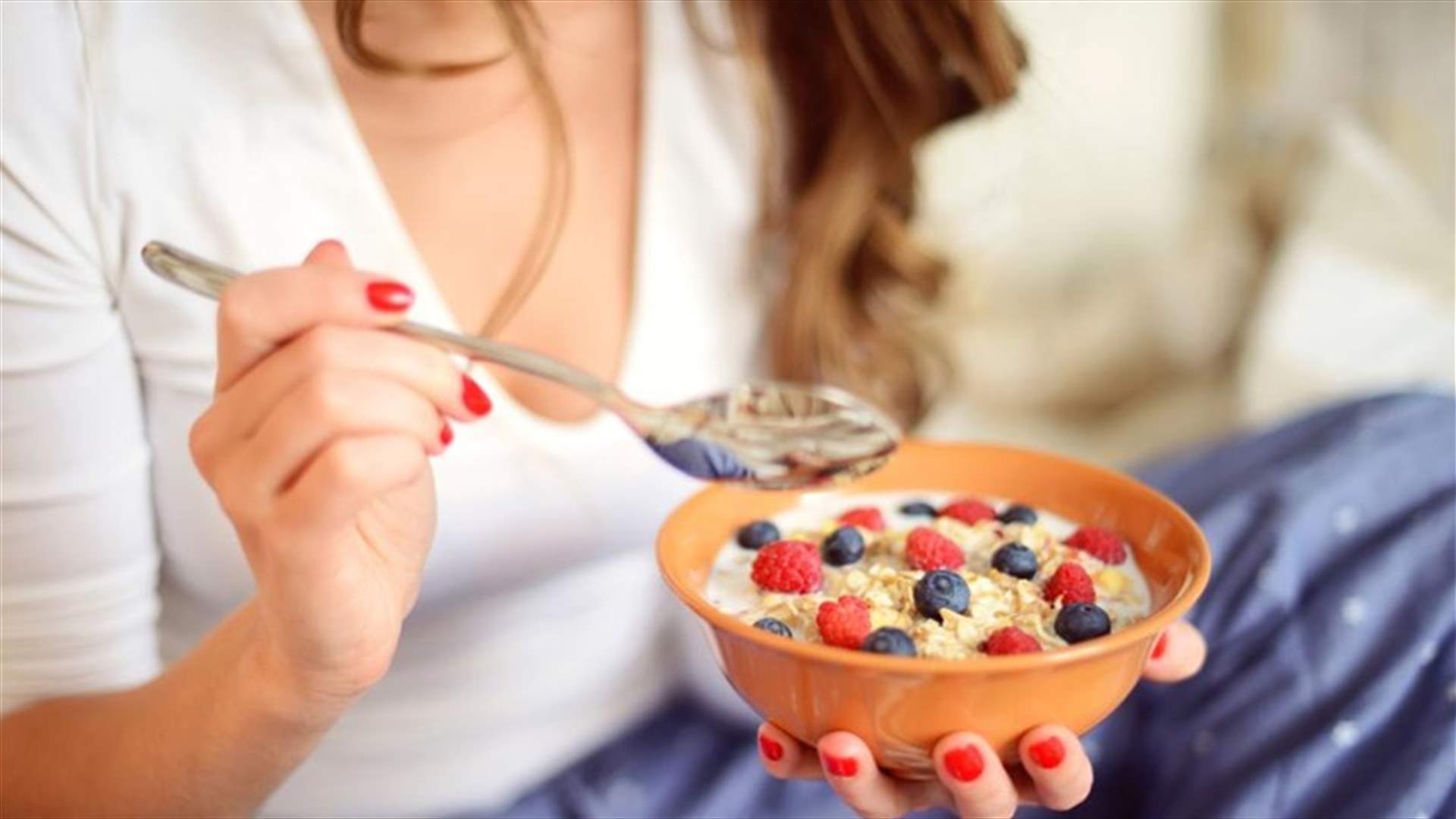 هل تخطي وجبة الفطور يؤدي حقاً إلى الإفراط في تناول الطعام؟