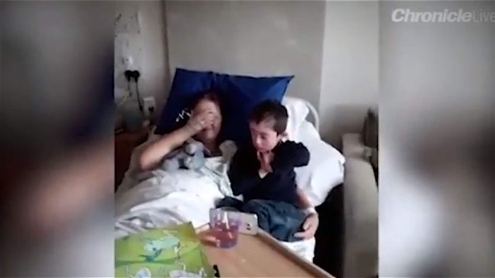 لحظات مؤثرة تجمع طفلاً يعاني من متلازمة داون بوالدته على فراش الموت!