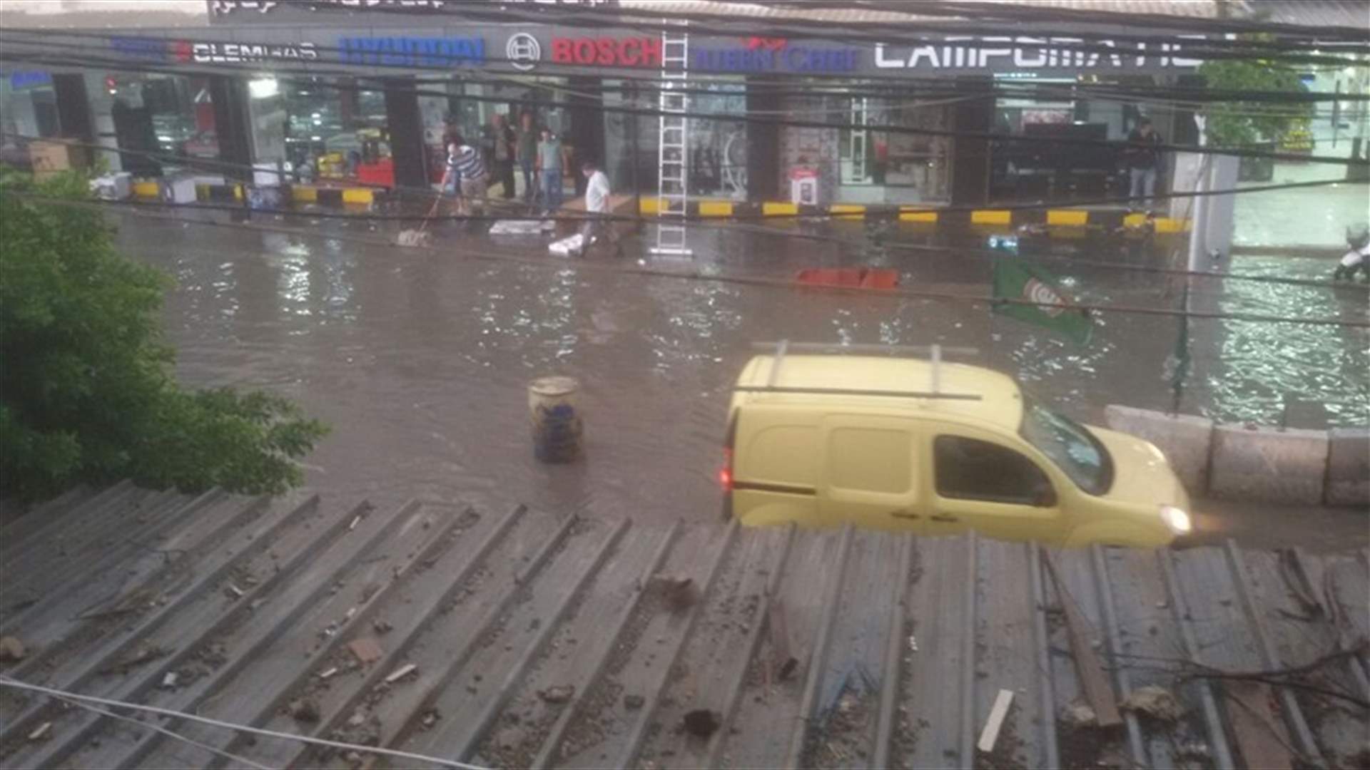 مياه الامطار دخلت الى المنازل في صور