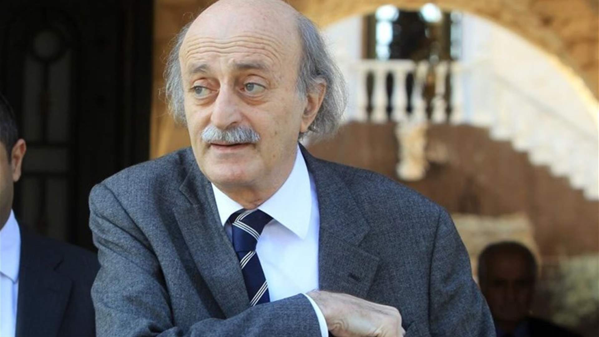عن أي تاريخ غرّد جنبلاط؟
