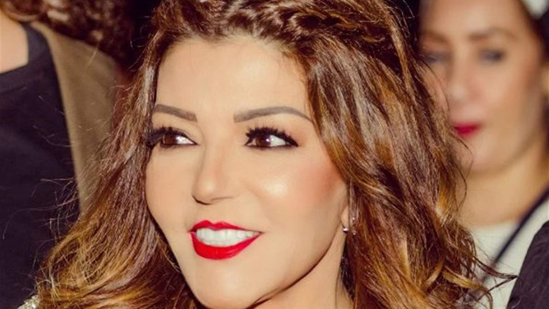 بالفيديو: الكلاب تفسد غناء سميرة سعيد.. واعتراض تام على إقتحام منزلها
