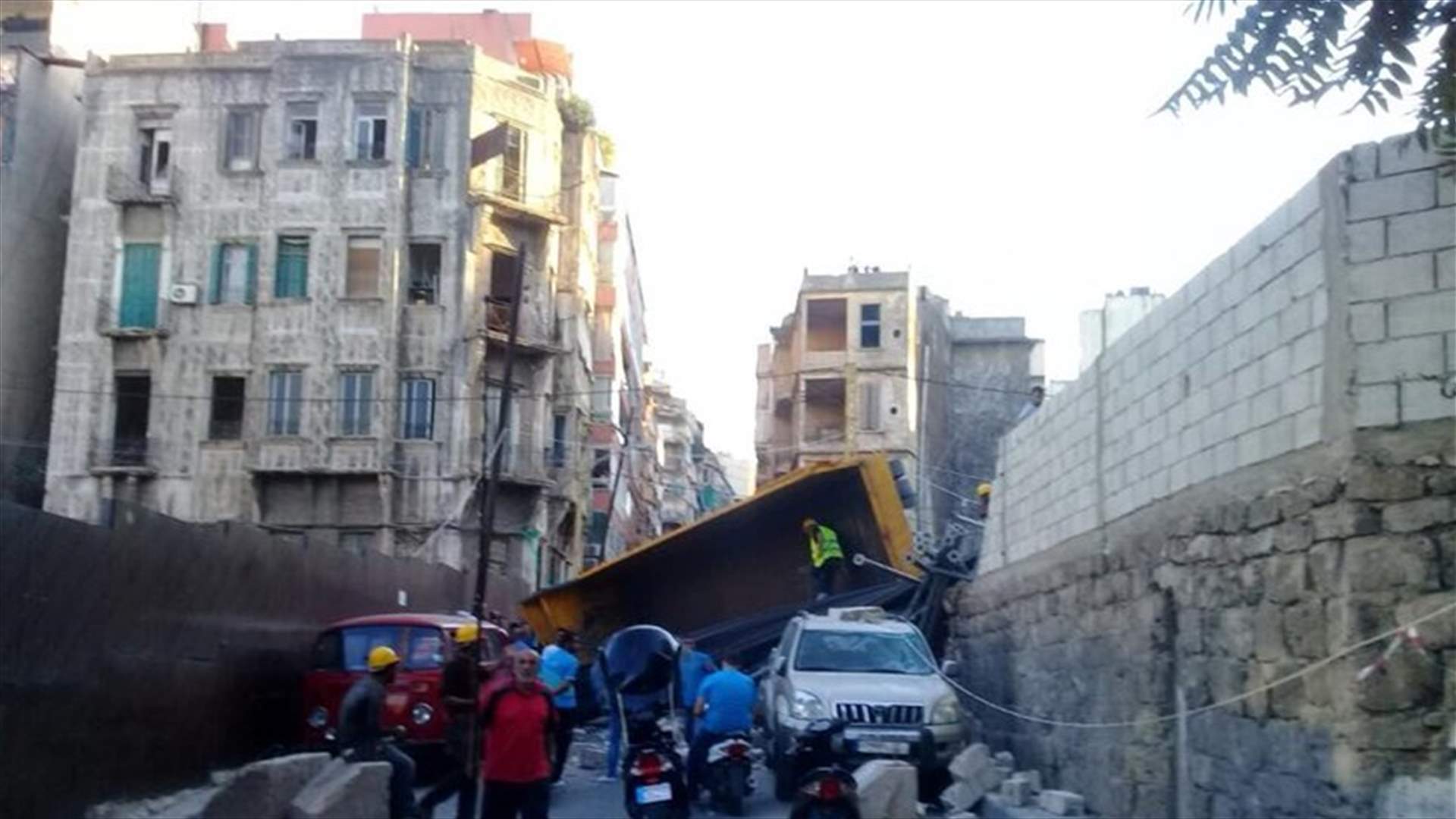 بالصورة - انقلاب شاحنة في الخندق الغميق