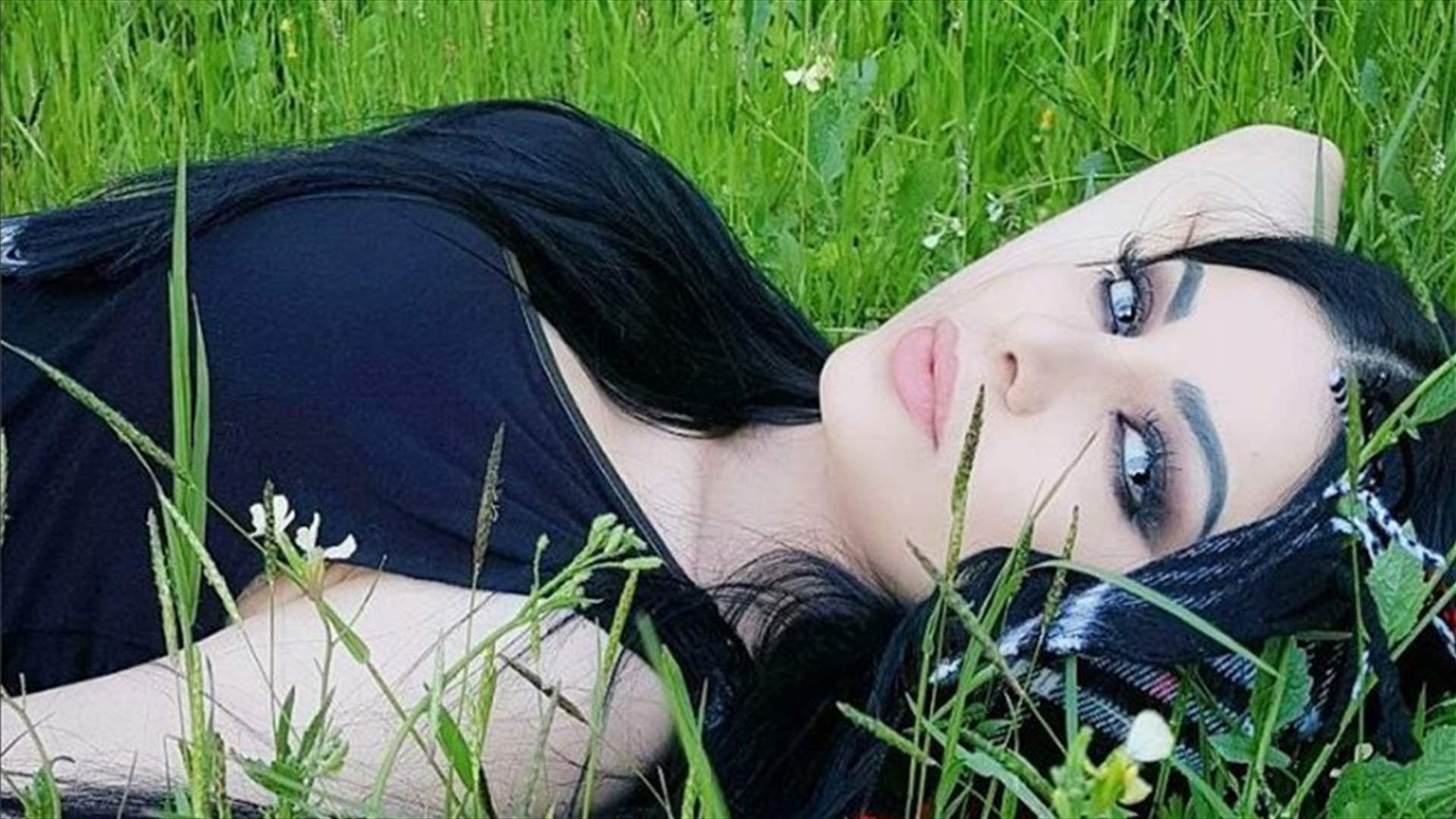 بالصور: شبيهة هيفا وهبي السوريّة.. صدمة لروّاد الإنترنت