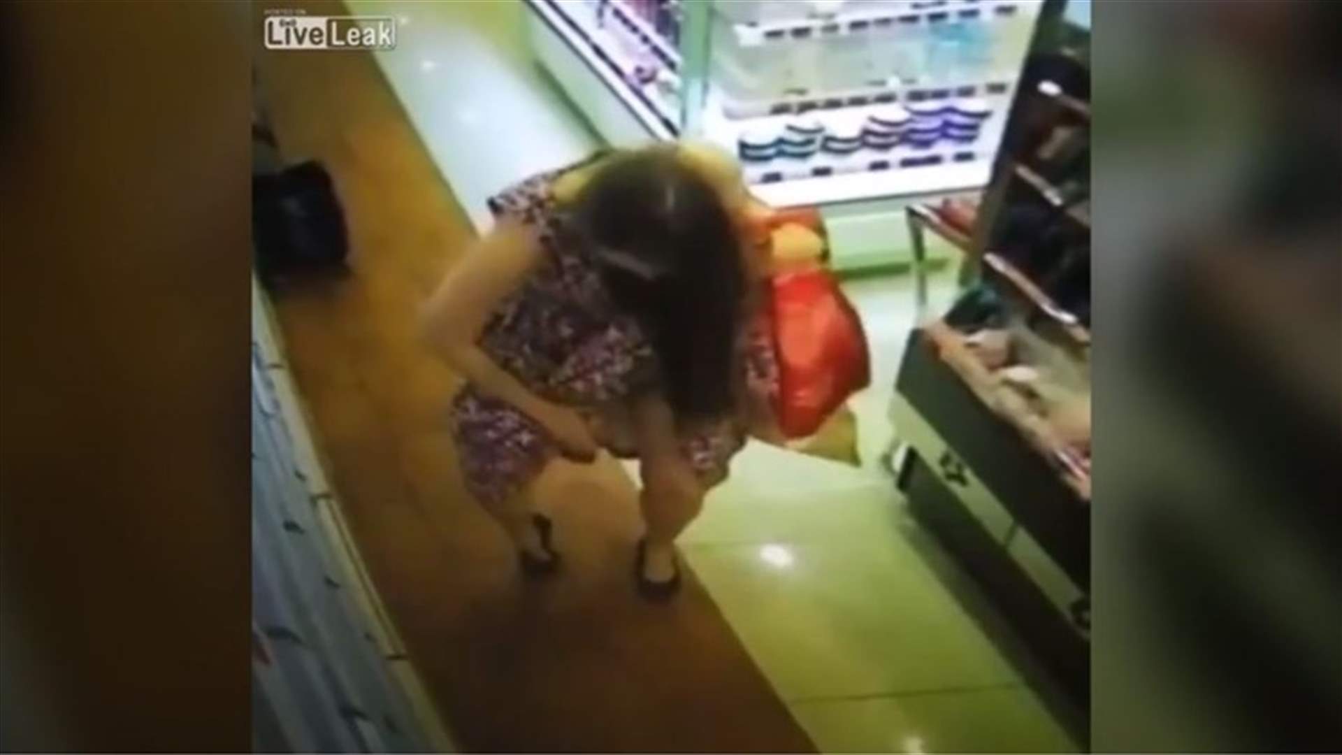 بالفيديو- دخلت المتجر ورفعت فستانها... وما فعلته بعدها كان صادماً!