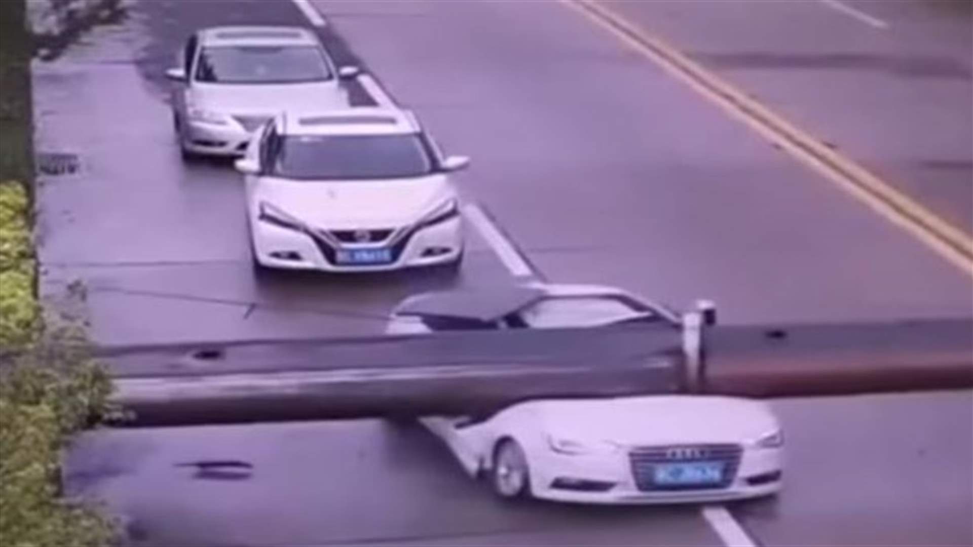 بالفيديو- سائق ينجو من الموت بأعجوبة