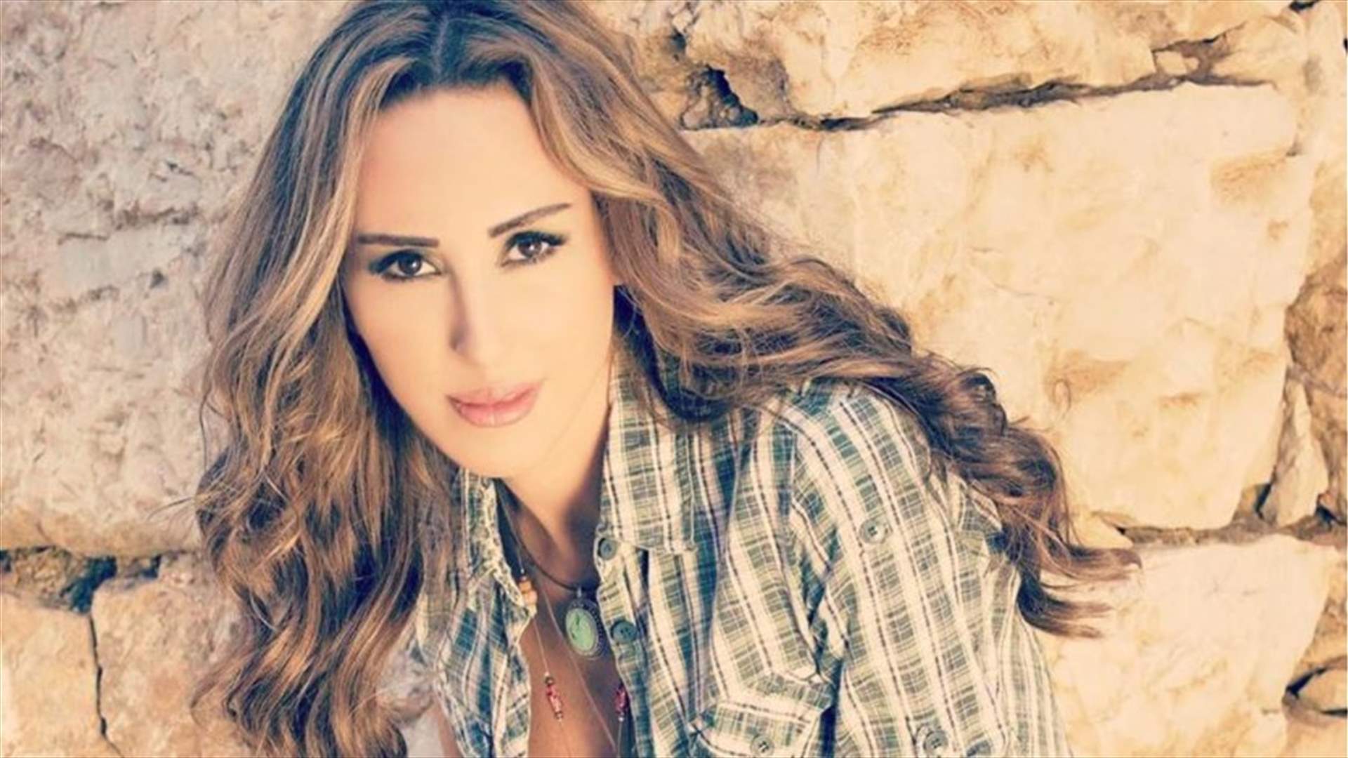 بالصورة- ورد الخال تحمل سلاحاً... وتثير الجدل!