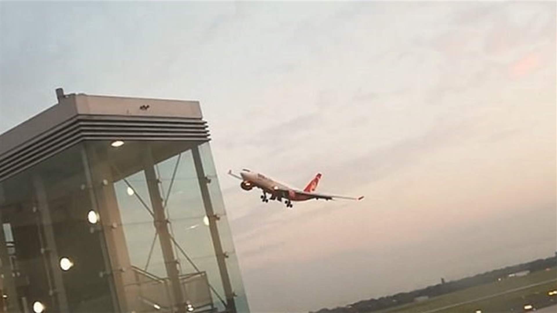 بالفيديو- &quot;الرحلة الأخيرة&quot;... طيار غيّر مسار هبوط الطائرة لهذا السبب!