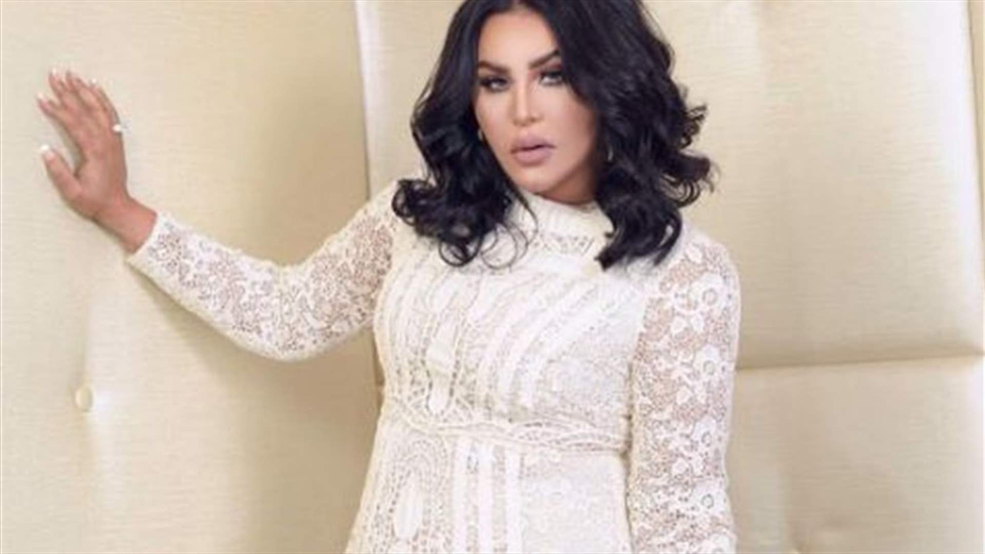 بالفيديو- أحلام في موقف حرج... كيف تمزّق فستانها؟