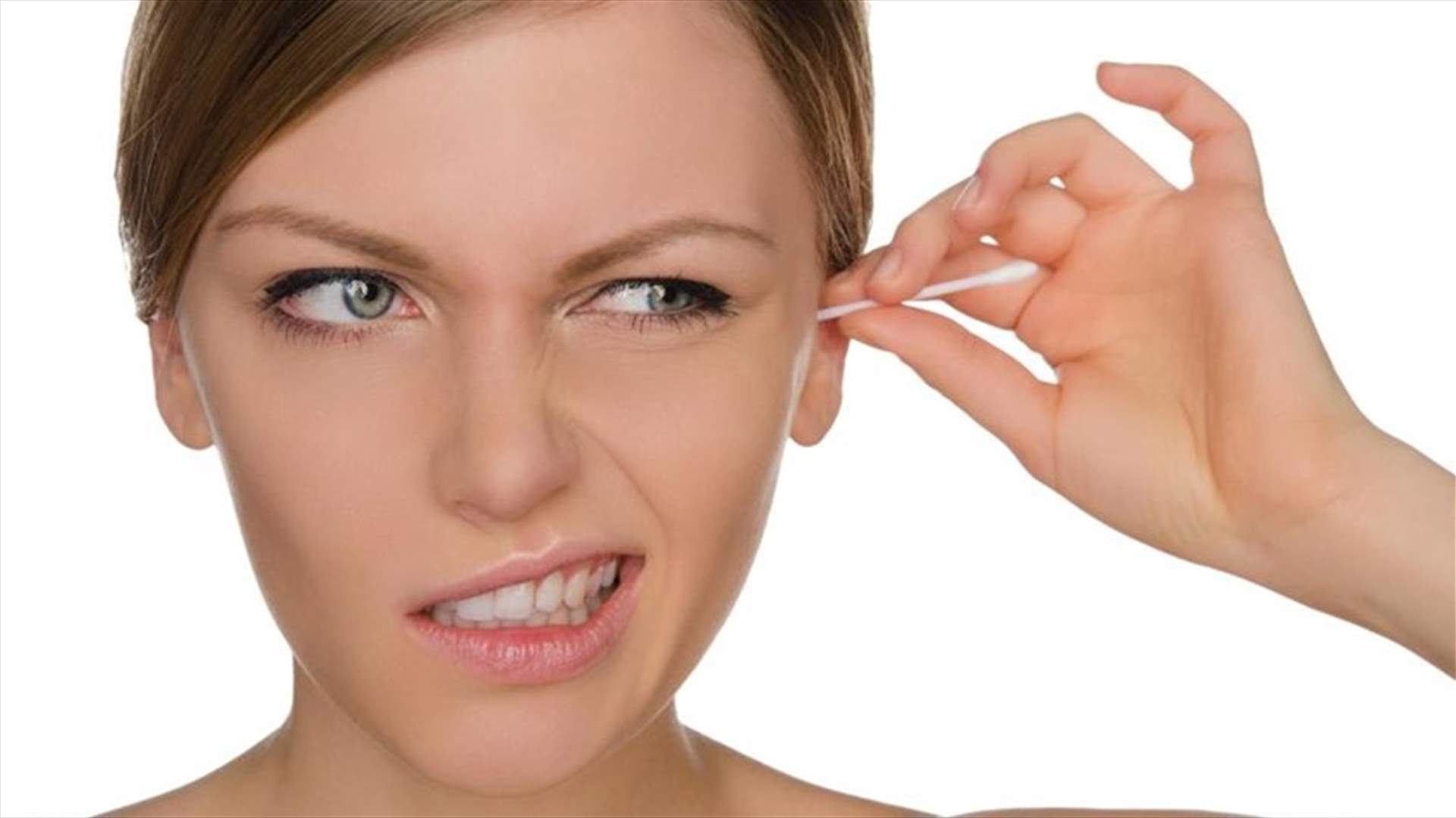 إذا كنتم تستخدمون أعواد تنظيف الأذن القطنية... توقفوا فورًا!