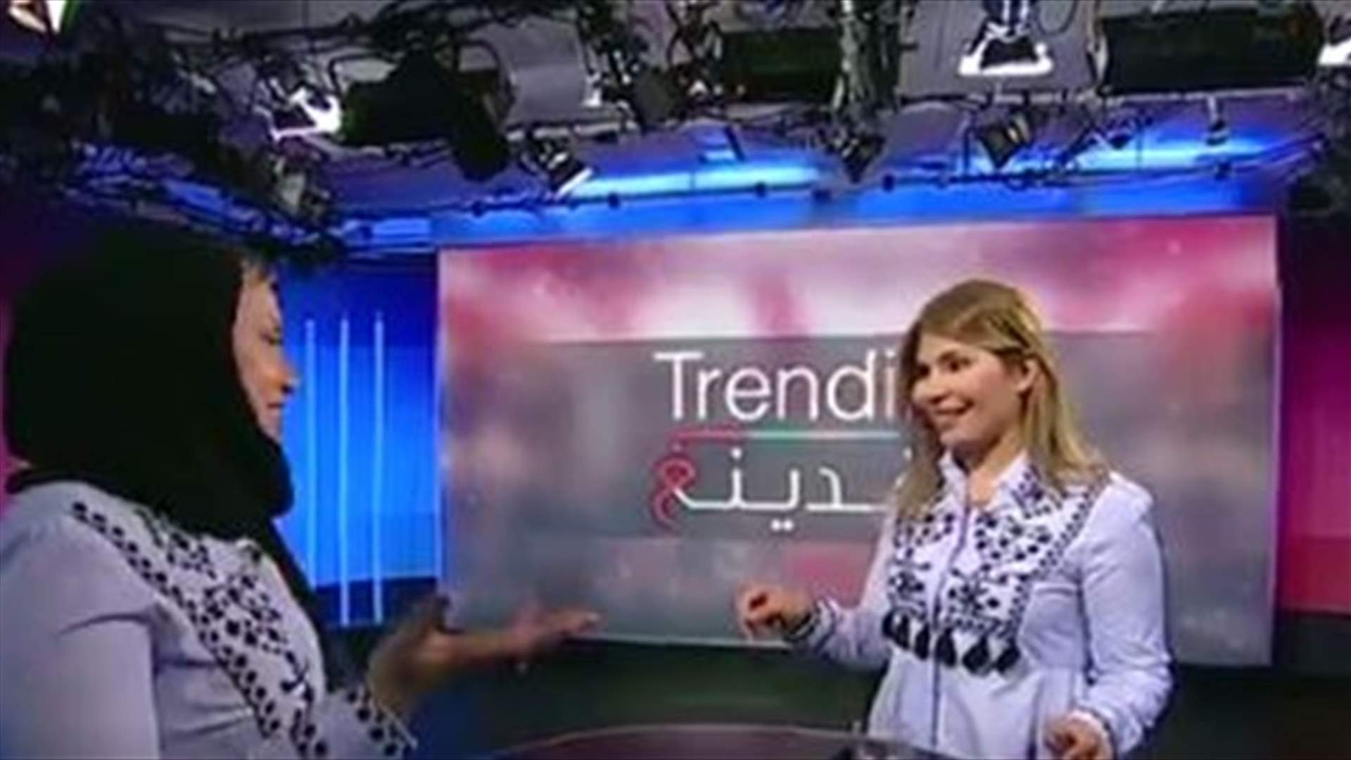 بالفيديو- حصل ما لا تتمناه أي سيدة... المذيعة والضيفة في القميص نفسه على الهواء!