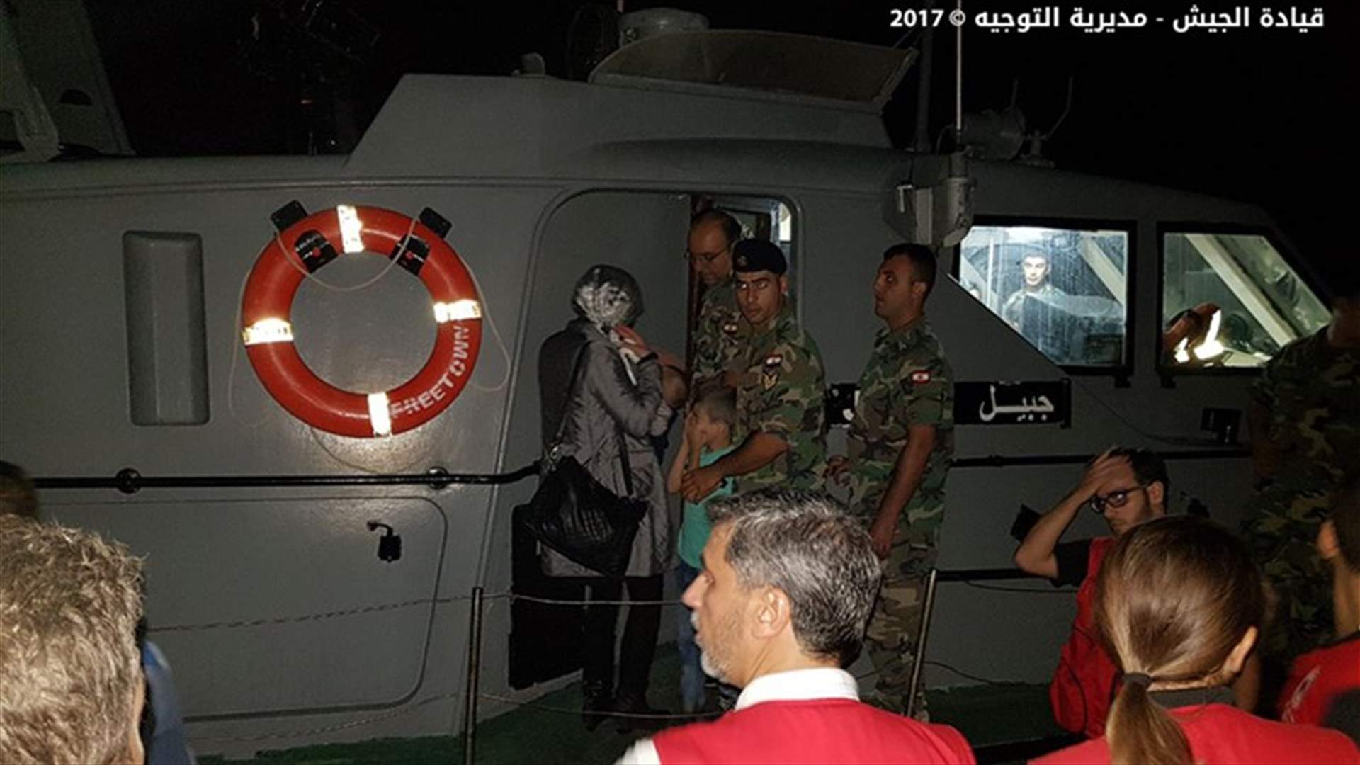 بالصور - إنقاذ 32 سورياً على متن مركب مقابل أنفة