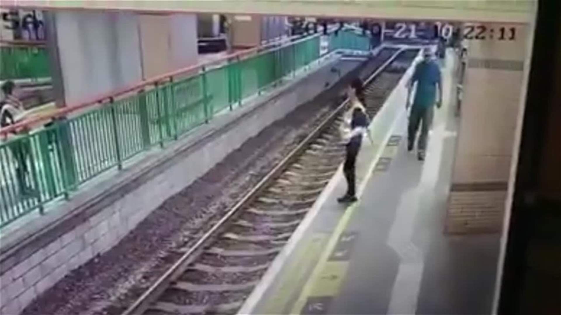 بالفيديو – دفعها على سكة القطار من دون أيّ رحمة... إليكم ما حصل معها!
