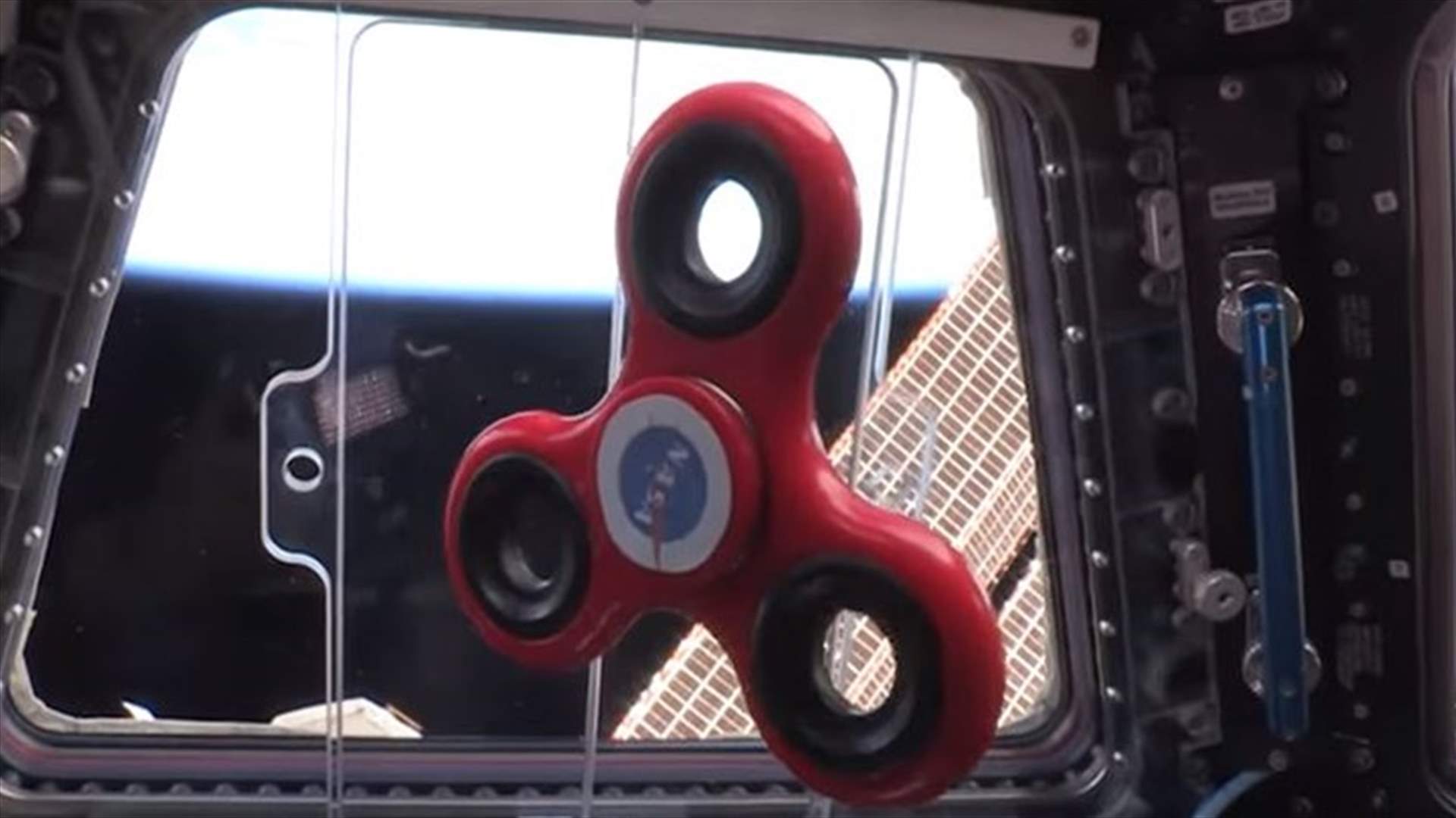 بالفيديو- رواد الفضاء يكشفون...كيف تدور الـ"Fidget Spinner" في الفضاء؟