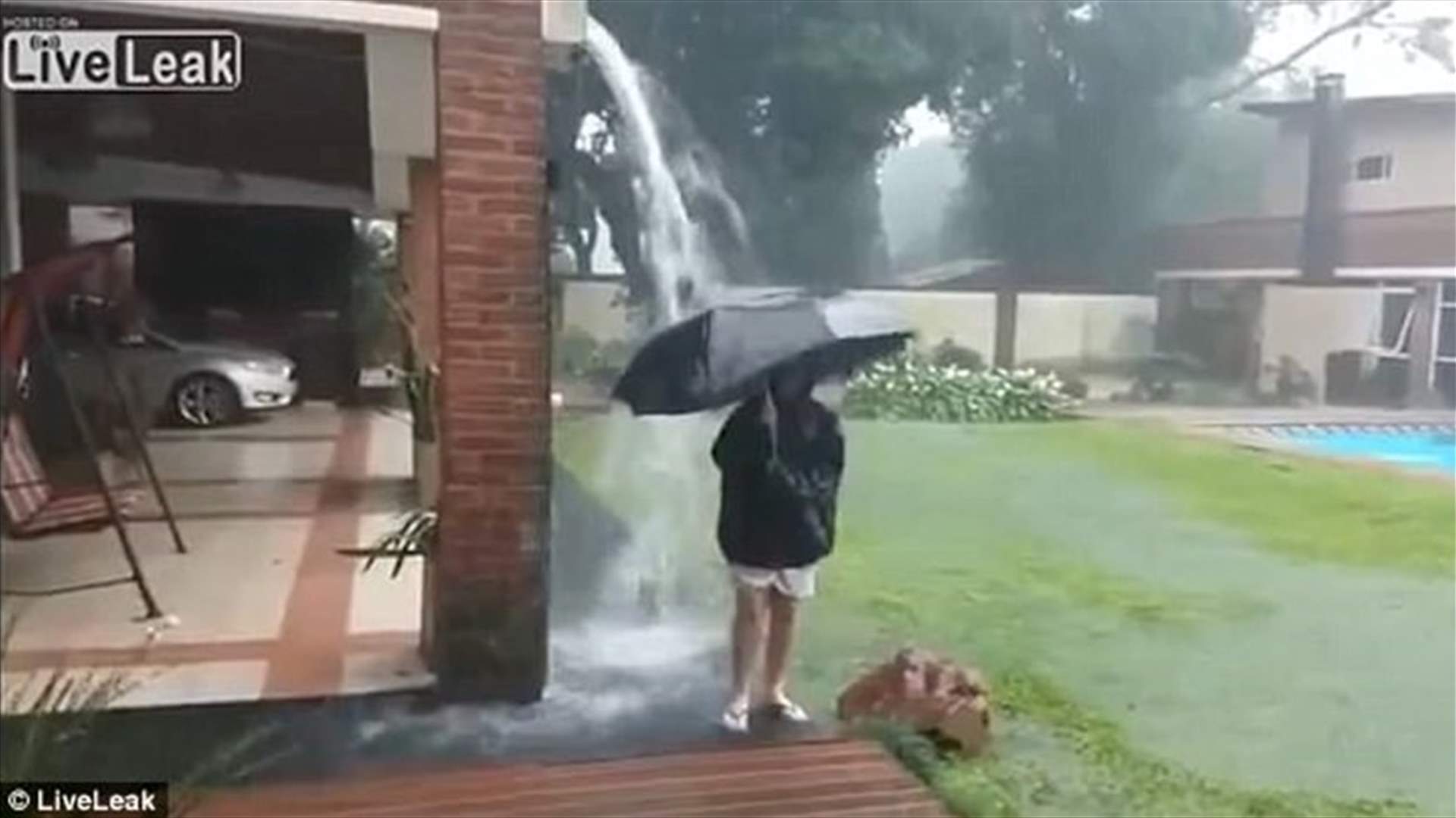 بالفيديو- صبي يلعب تحت المطر عندما برقت السماء...وهذا ما حصل!