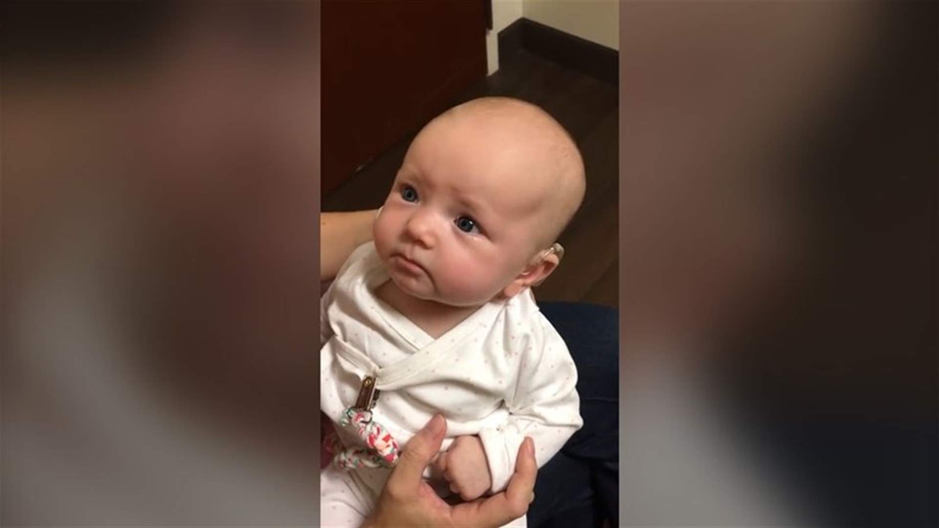 فيديو لرضيعة صماء سمعت صوت والدتها للمرة الأولى!