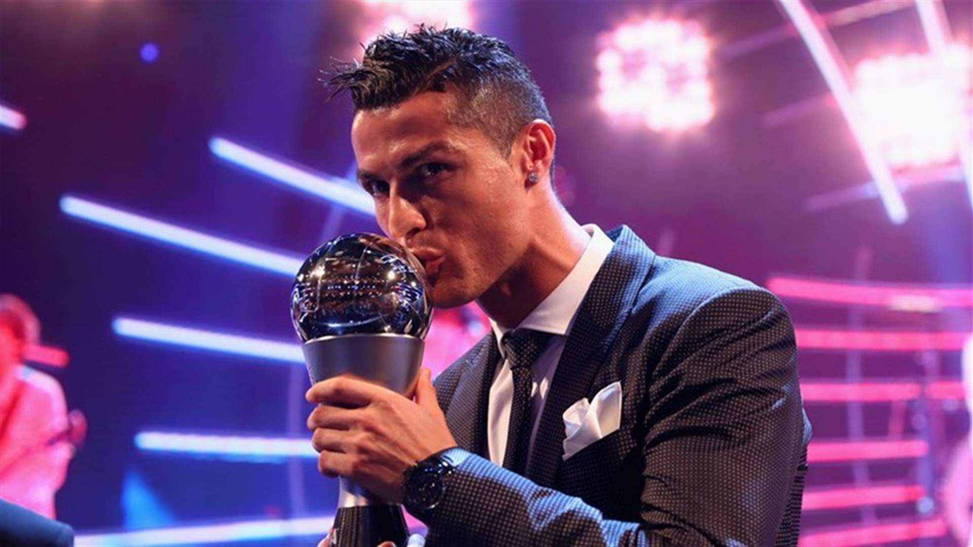 بالصور - رونالدو يفوز أفضل لاعب في العالم