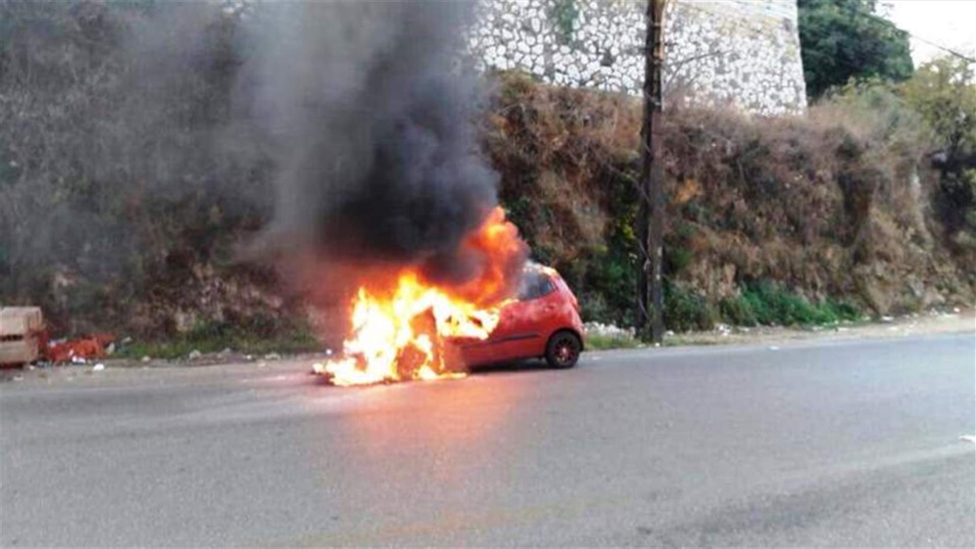 بالصورة - إحتراق سيارة على طريق عام جعيتا