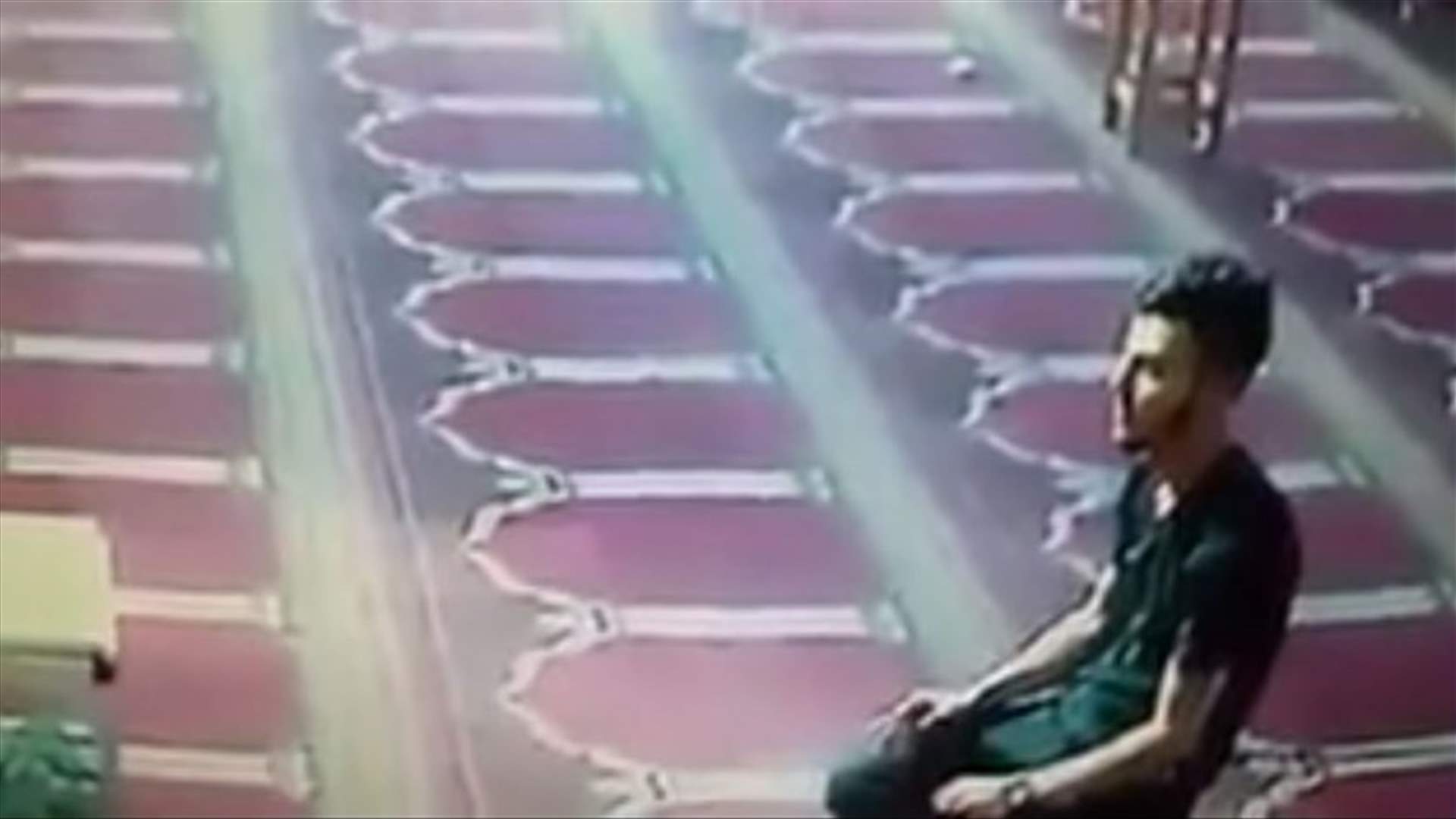 بالفيديو- أنهى صلاته وسرق صندوق تبرعات مسجد في العراق!