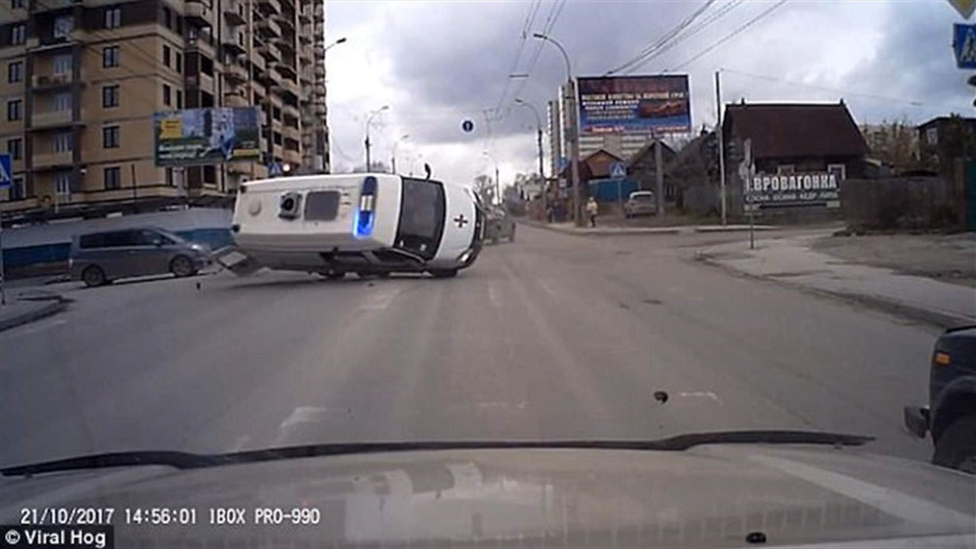 بالفيديو – حادث سير مرعب بين سيارة إسعاف وسيارة جيب!