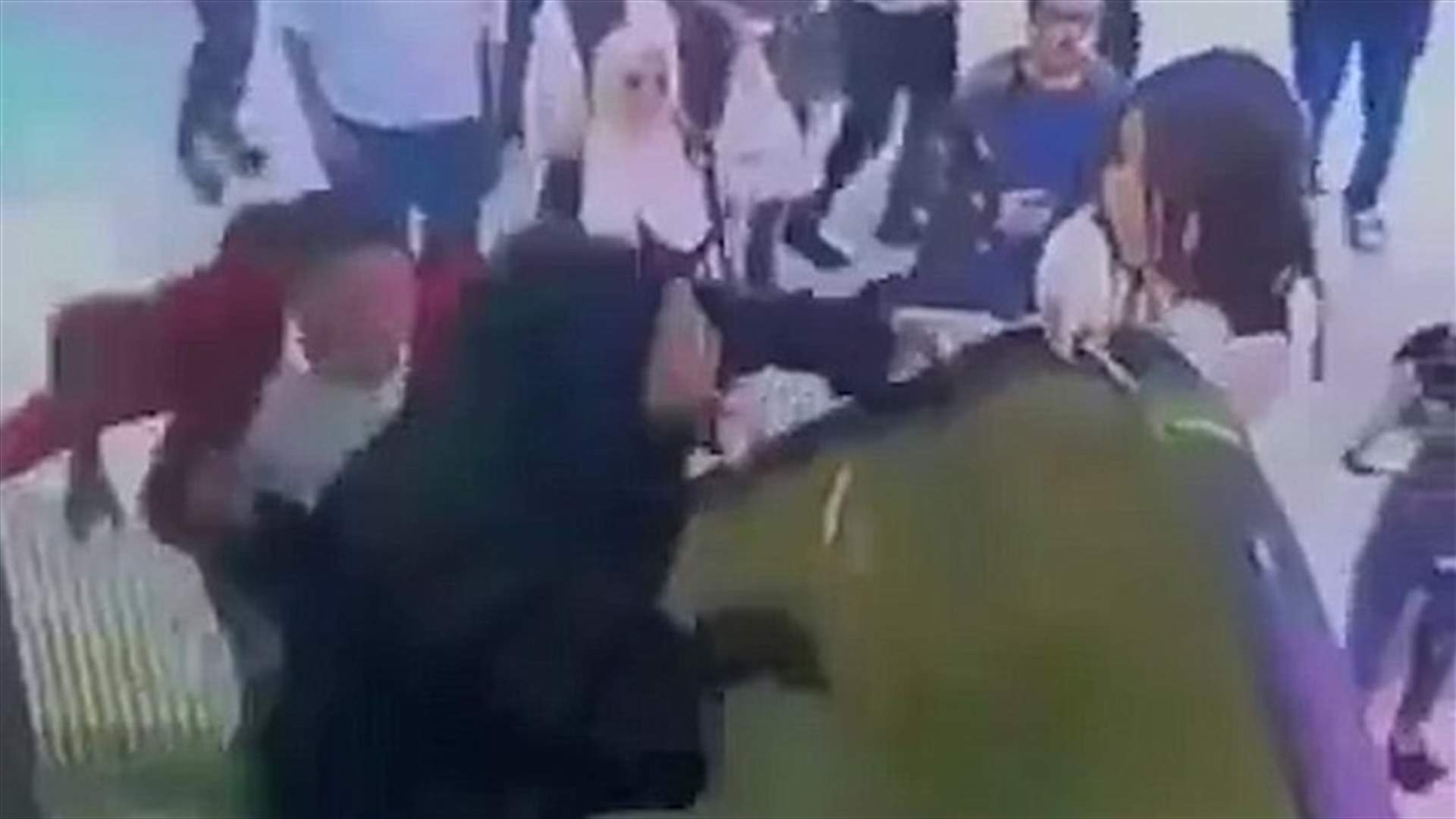 بالفيديو – طفلة سحبها المصعد الكهربائي...إليكم ما حصل في اللحظة الأخيرة!