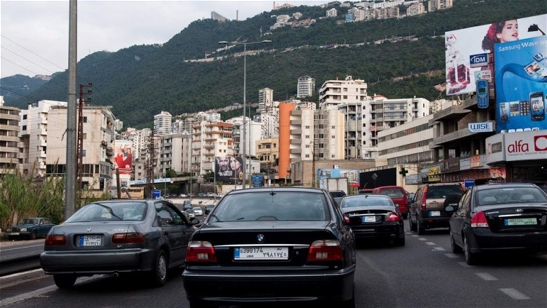 إنحراف باص للركاب على اوتوستراد جونية... وزحمة سير خانقة