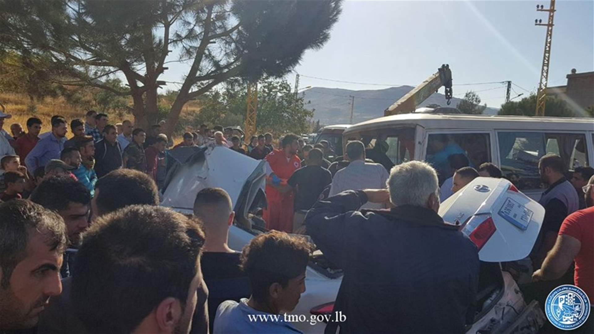 بالصور - حادث سير مروّع بين حافلة لنقل الطلاب وسيارة في غزة