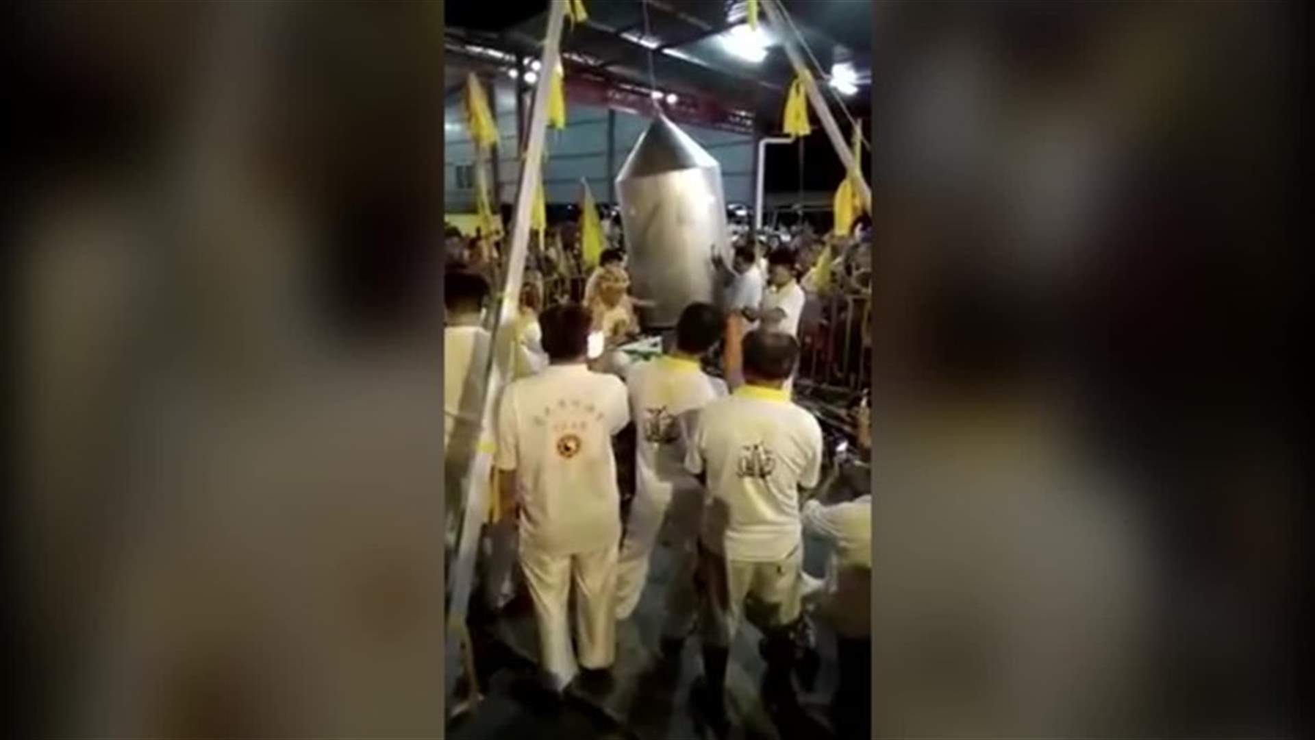 بالفيديو – جلس في قدر على النار للصلاة... ما حصل مرعب!