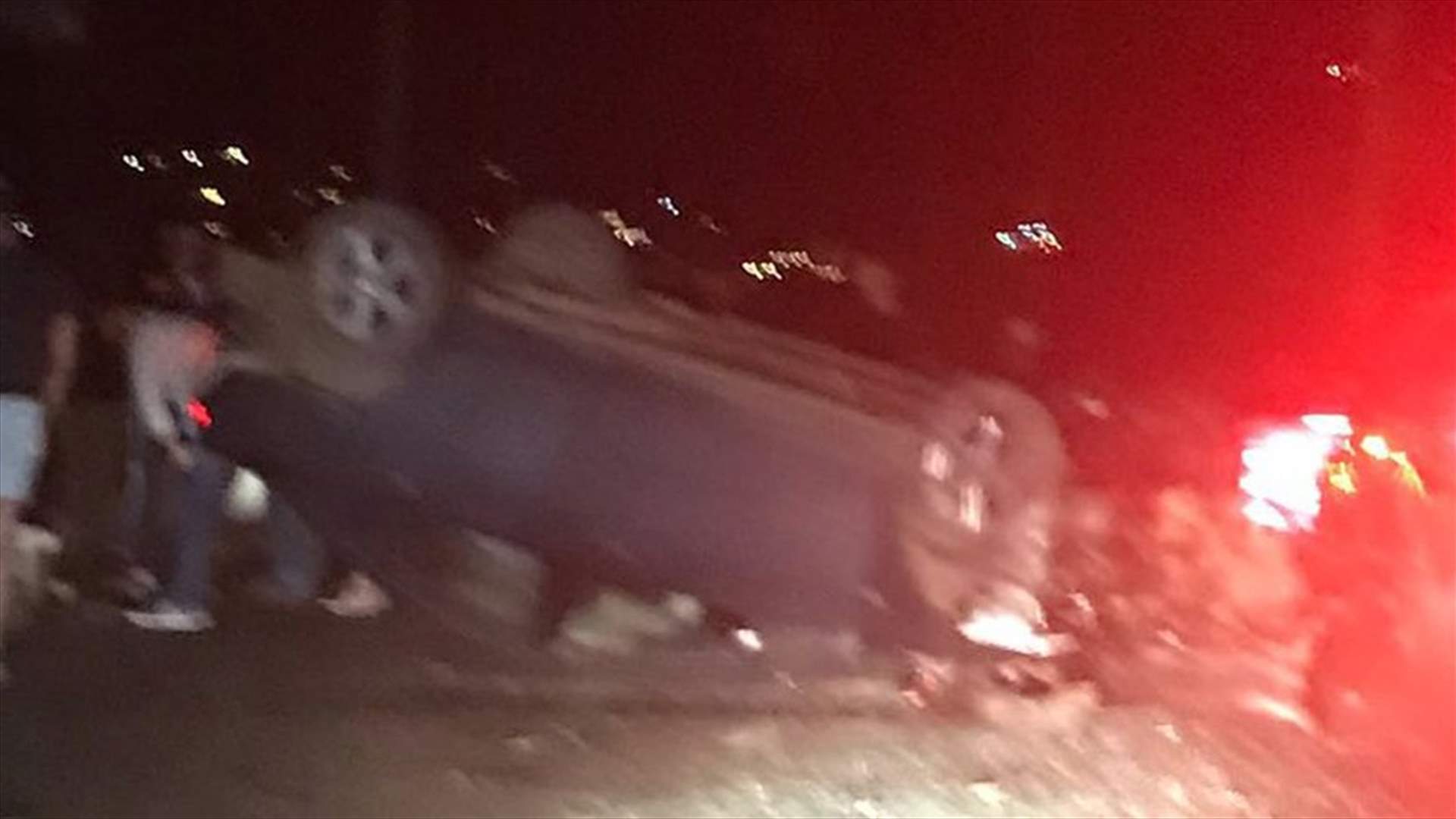 بالصورة- جريح اثر تدهور سيارة على اوتوستراد المدفون