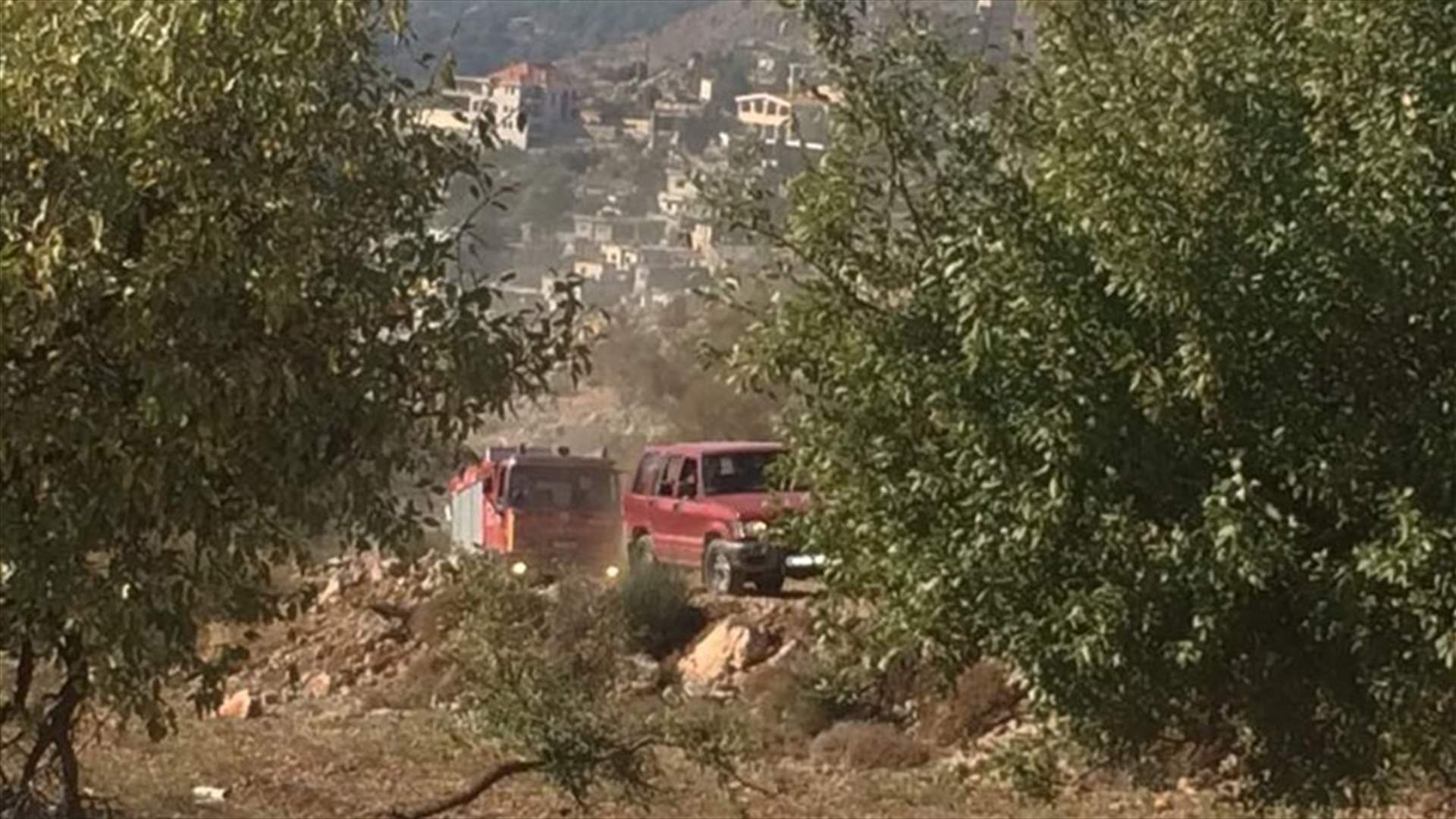 بالصور - إنقاذ عاملين سوريين أغمي عليهما أثناء طلاء بئر في خربة قنافار
