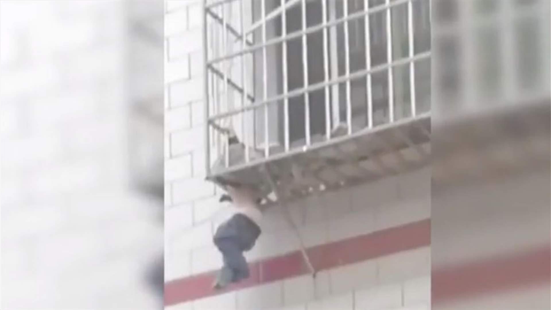 بالفيديو- أنقذ طفلاً كاد يقع من الشرفة